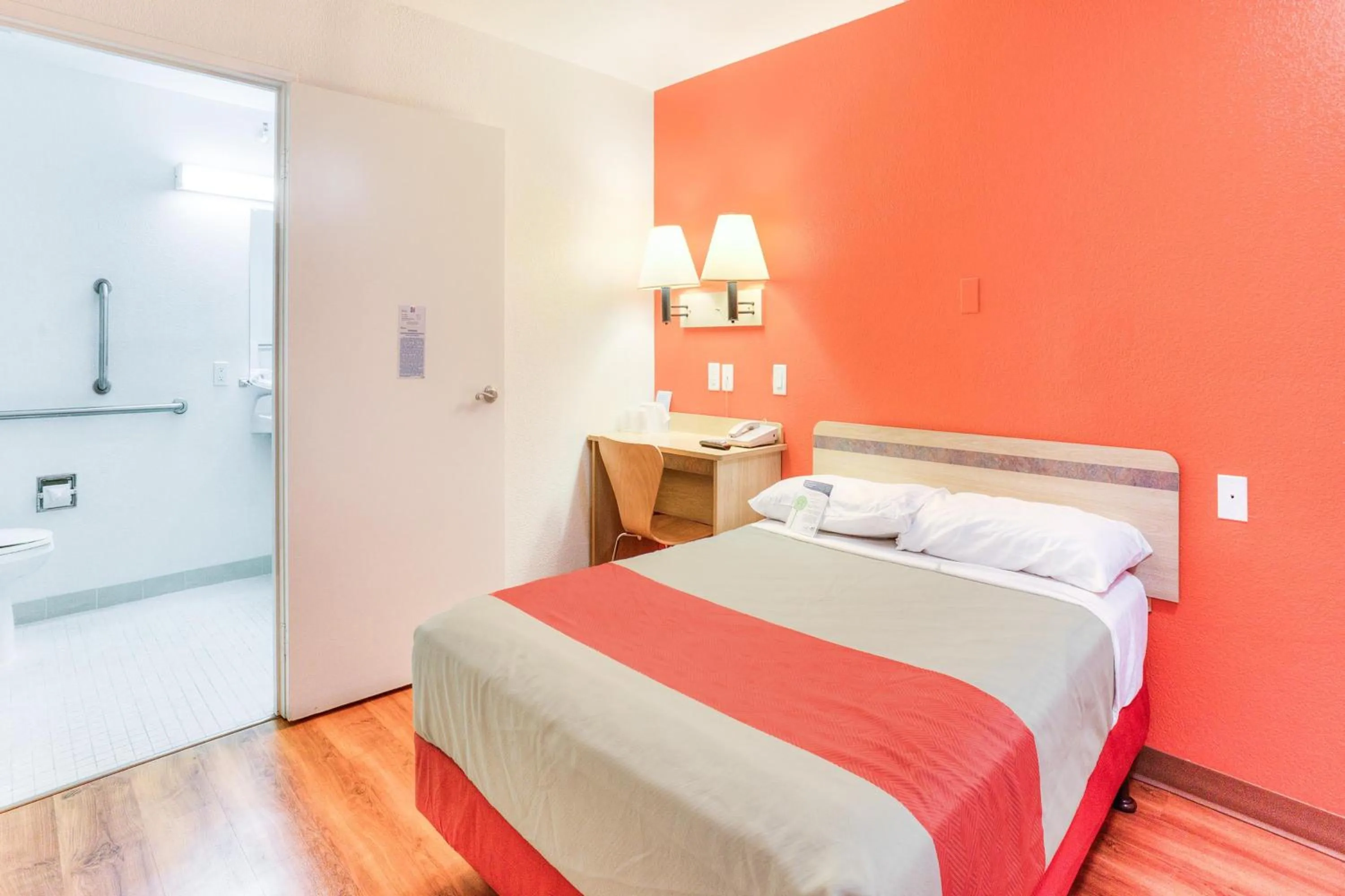 Bedroom, Bed in Motel 6-Tigard, OR - Portland South - Lake Oswego