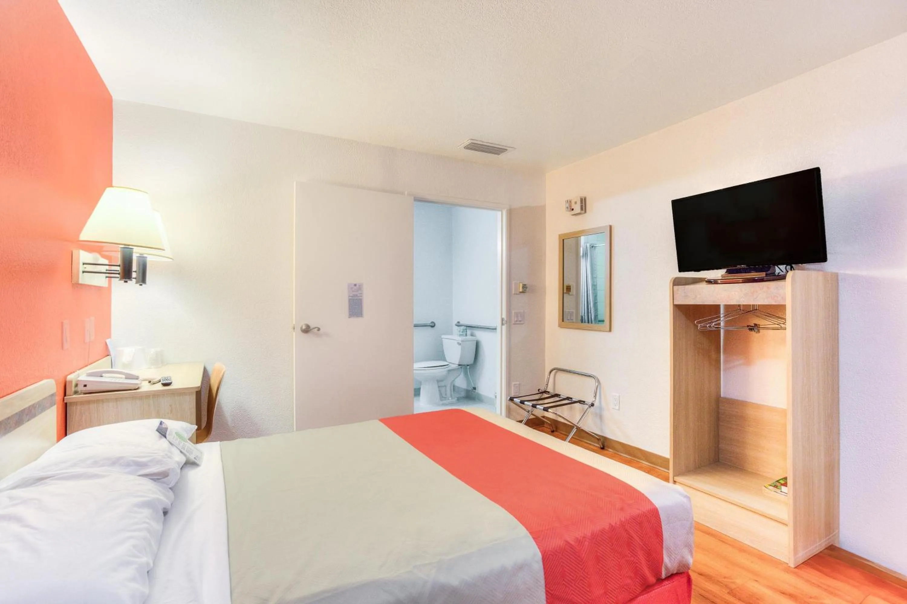 Bedroom, Bed in Motel 6-Tigard, OR - Portland South - Lake Oswego