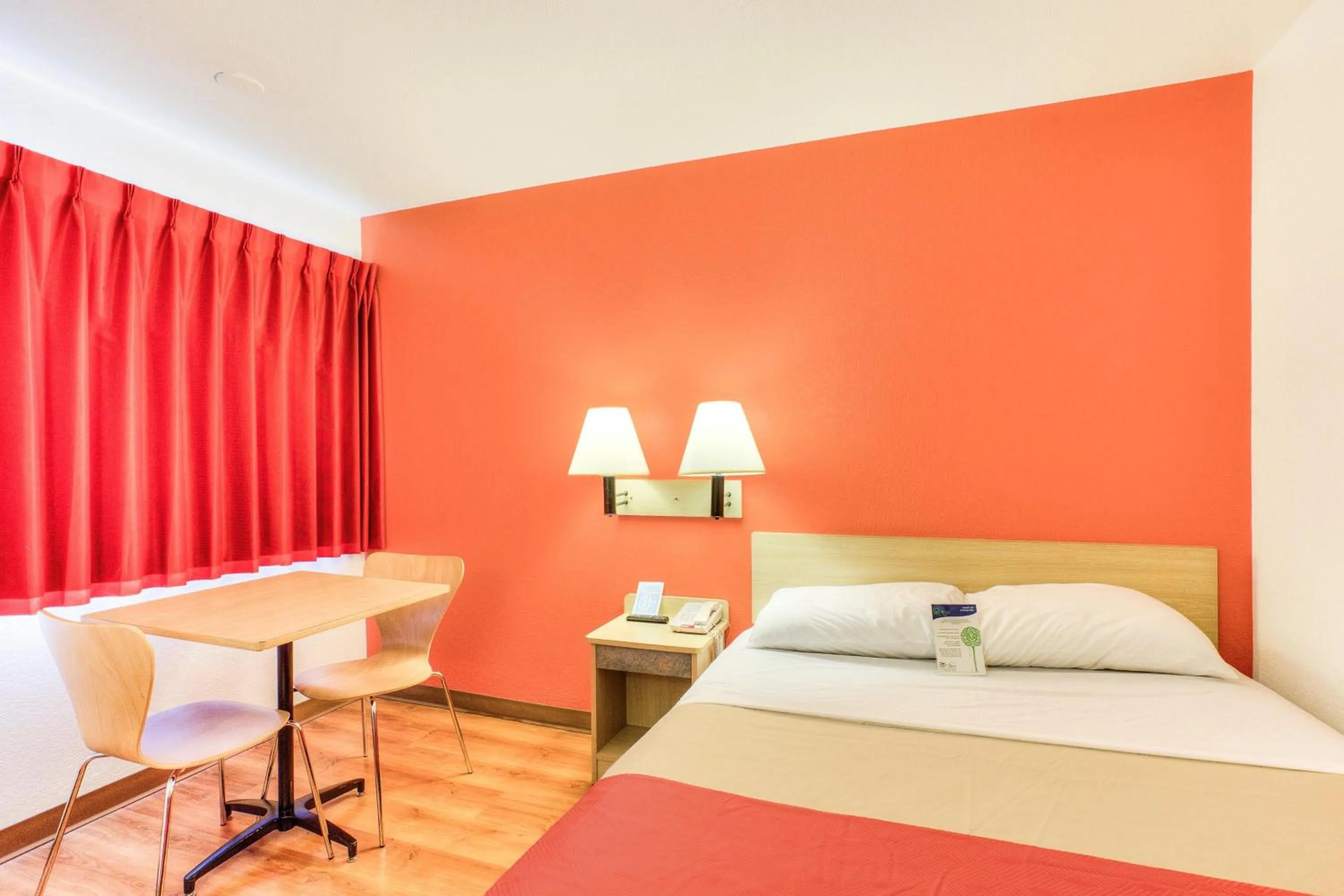 Bedroom, Bed in Motel 6-Tigard, OR - Portland South - Lake Oswego