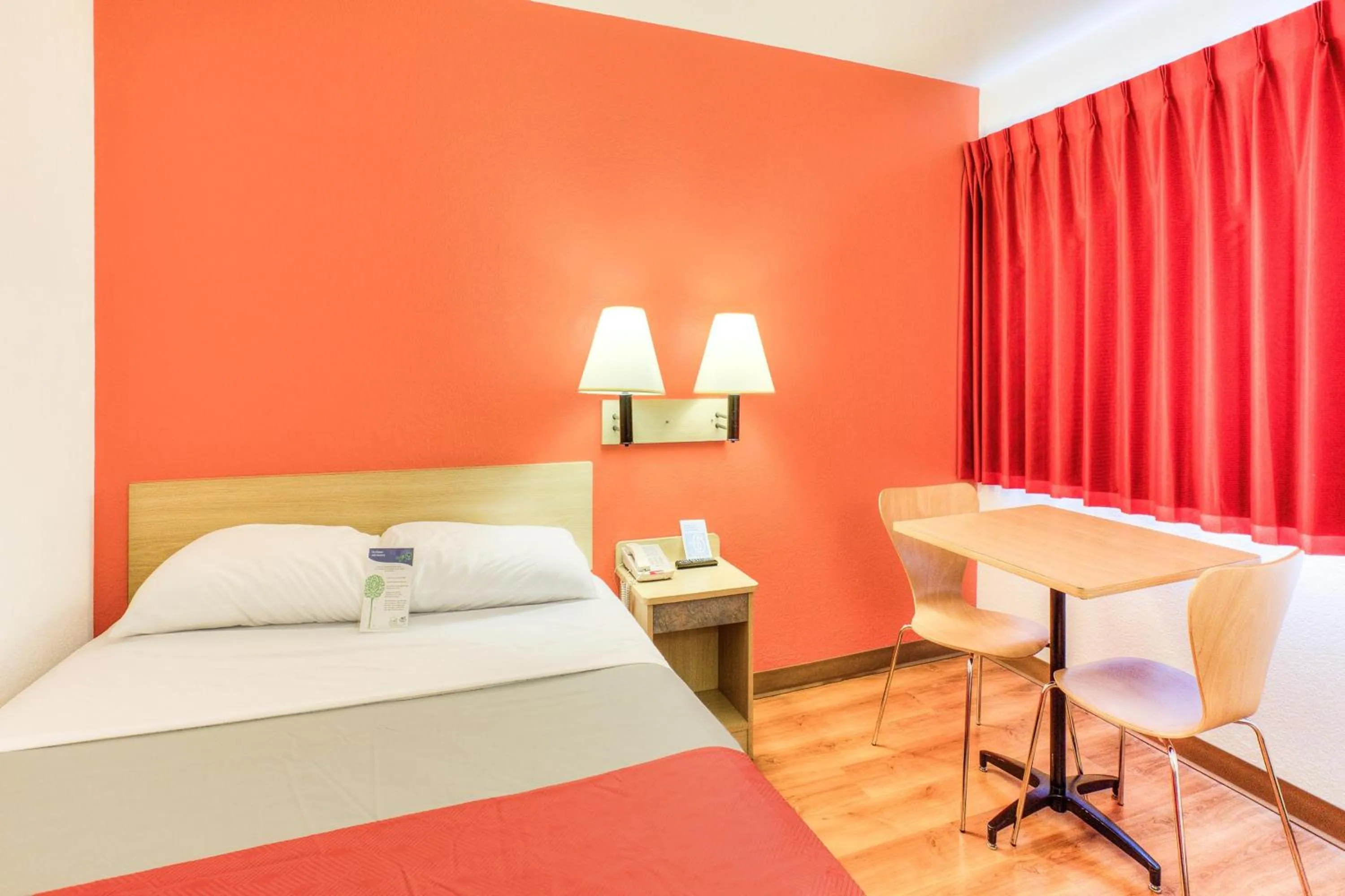 Bedroom, Bed in Motel 6-Tigard, OR - Portland South - Lake Oswego