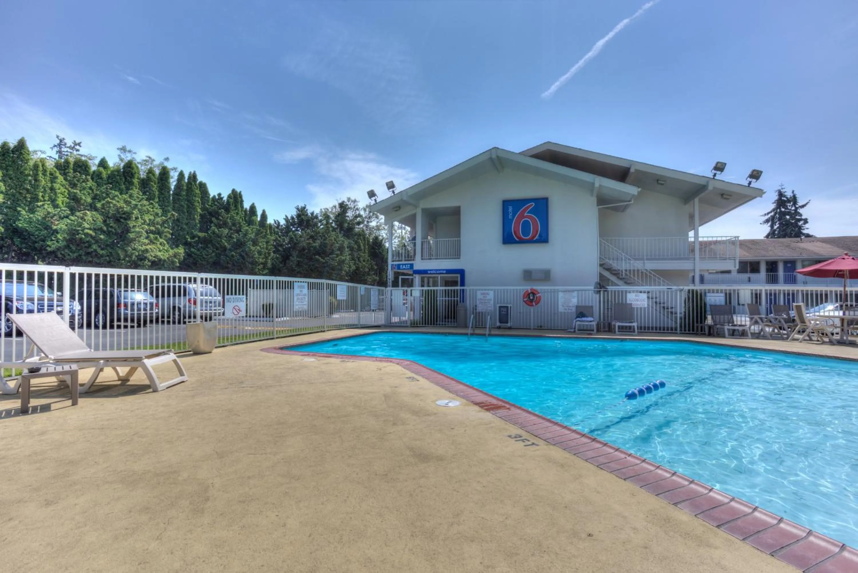 Swimming pool in Motel 6-Tigard, OR - Portland South - Lake Oswego