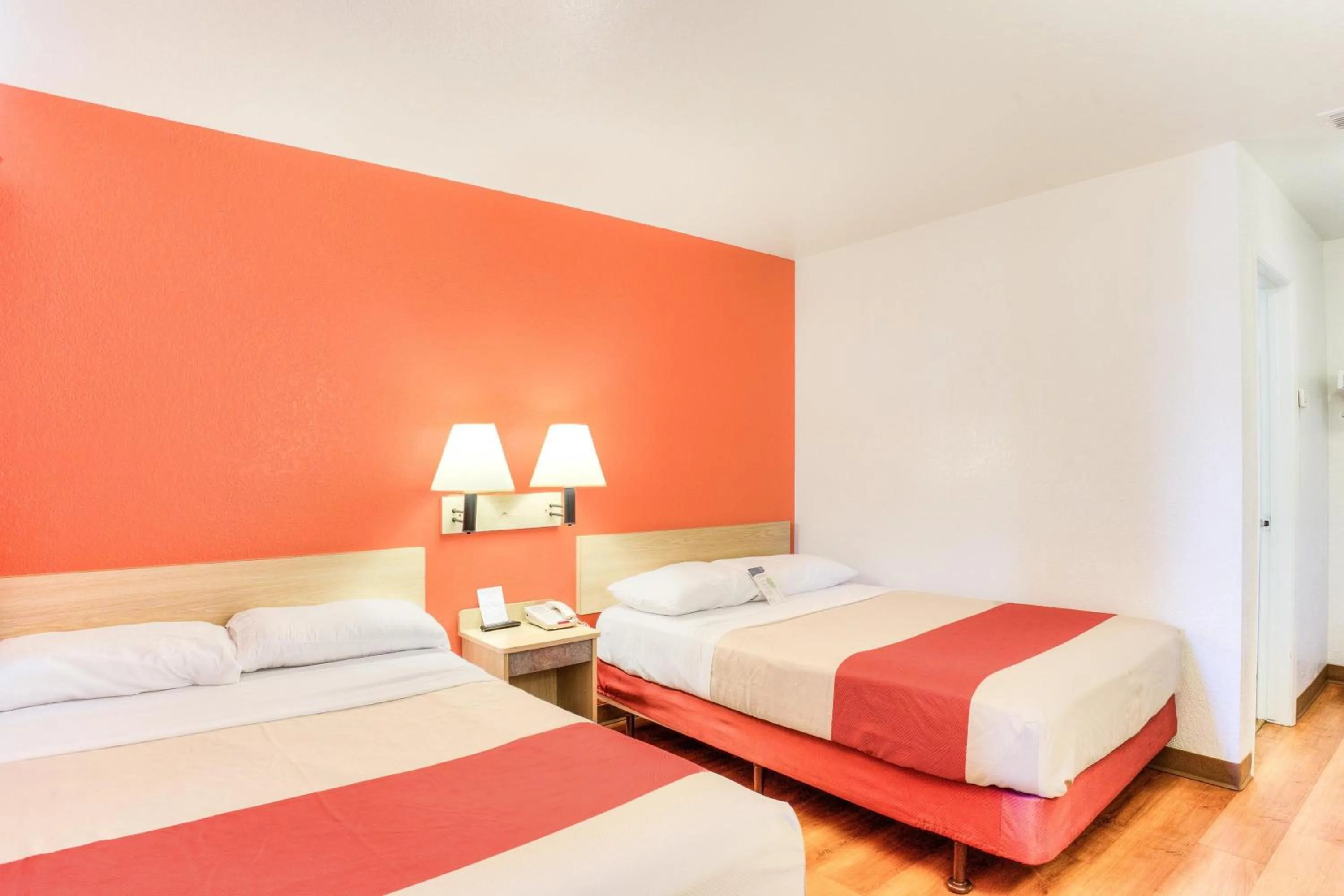 Bedroom, Bed in Motel 6-Tigard, OR - Portland South - Lake Oswego