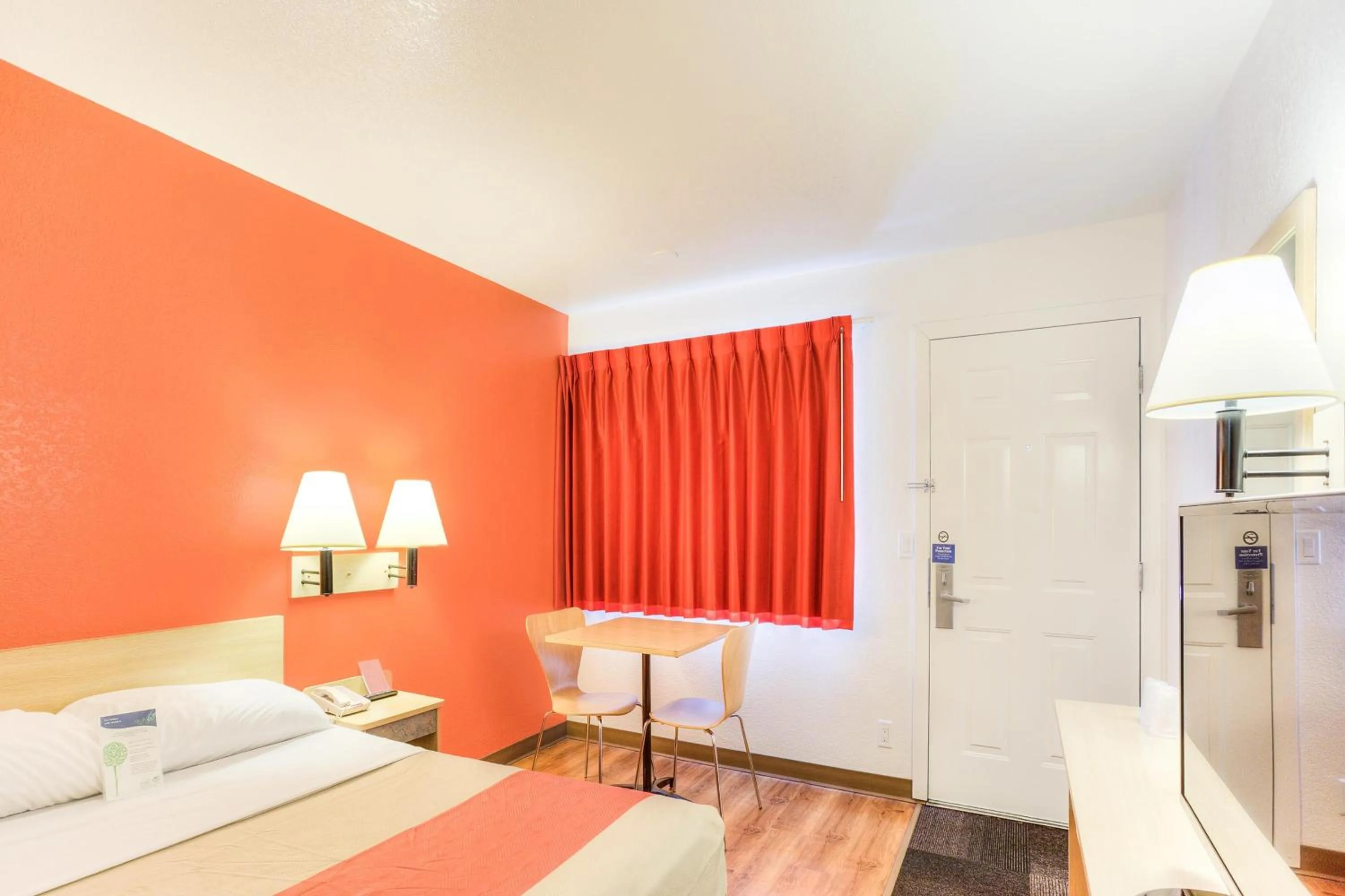 Bedroom, Bed in Motel 6-Tigard, OR - Portland South - Lake Oswego