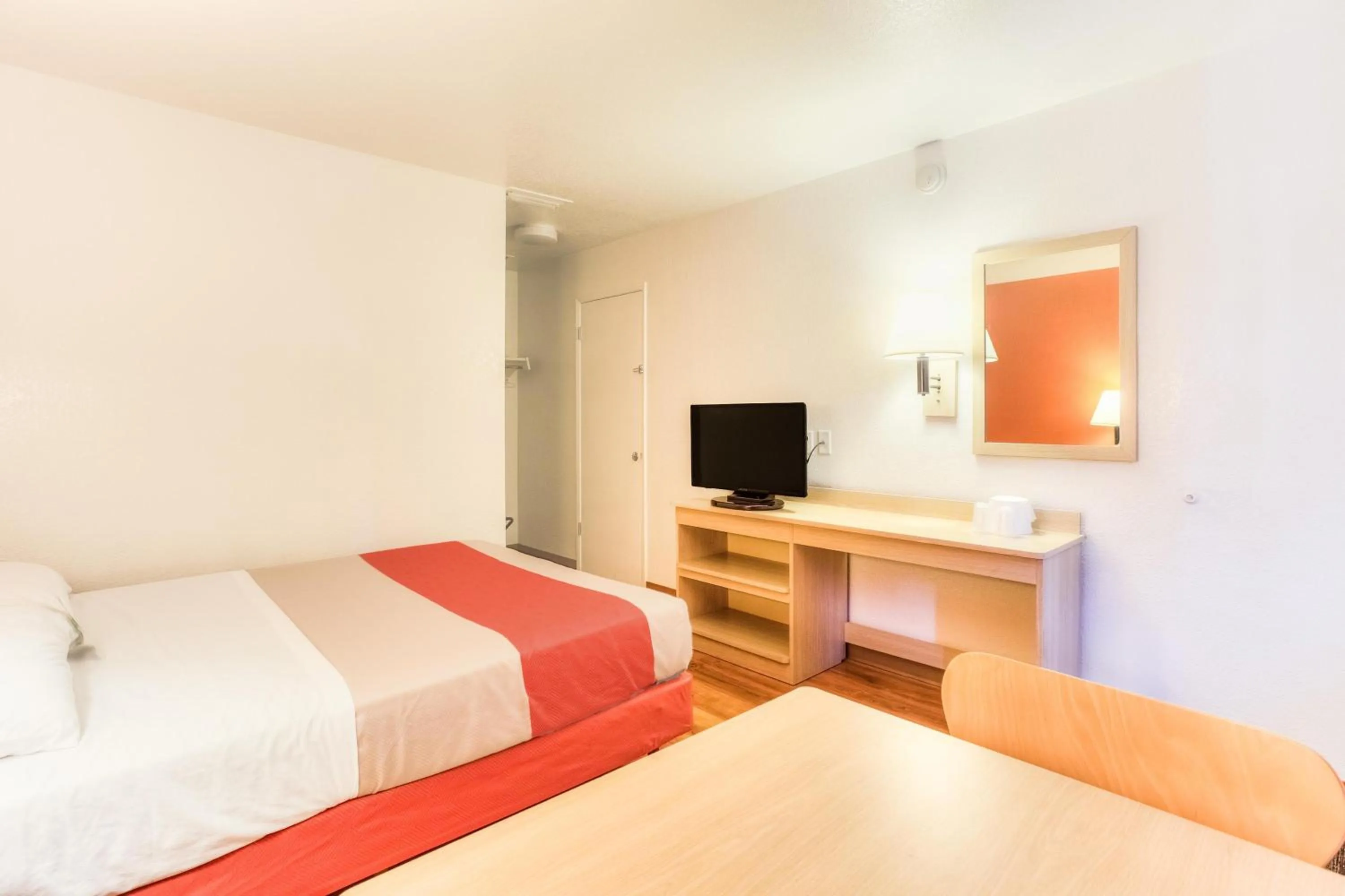 Bedroom, Bed in Motel 6-Tigard, OR - Portland South - Lake Oswego