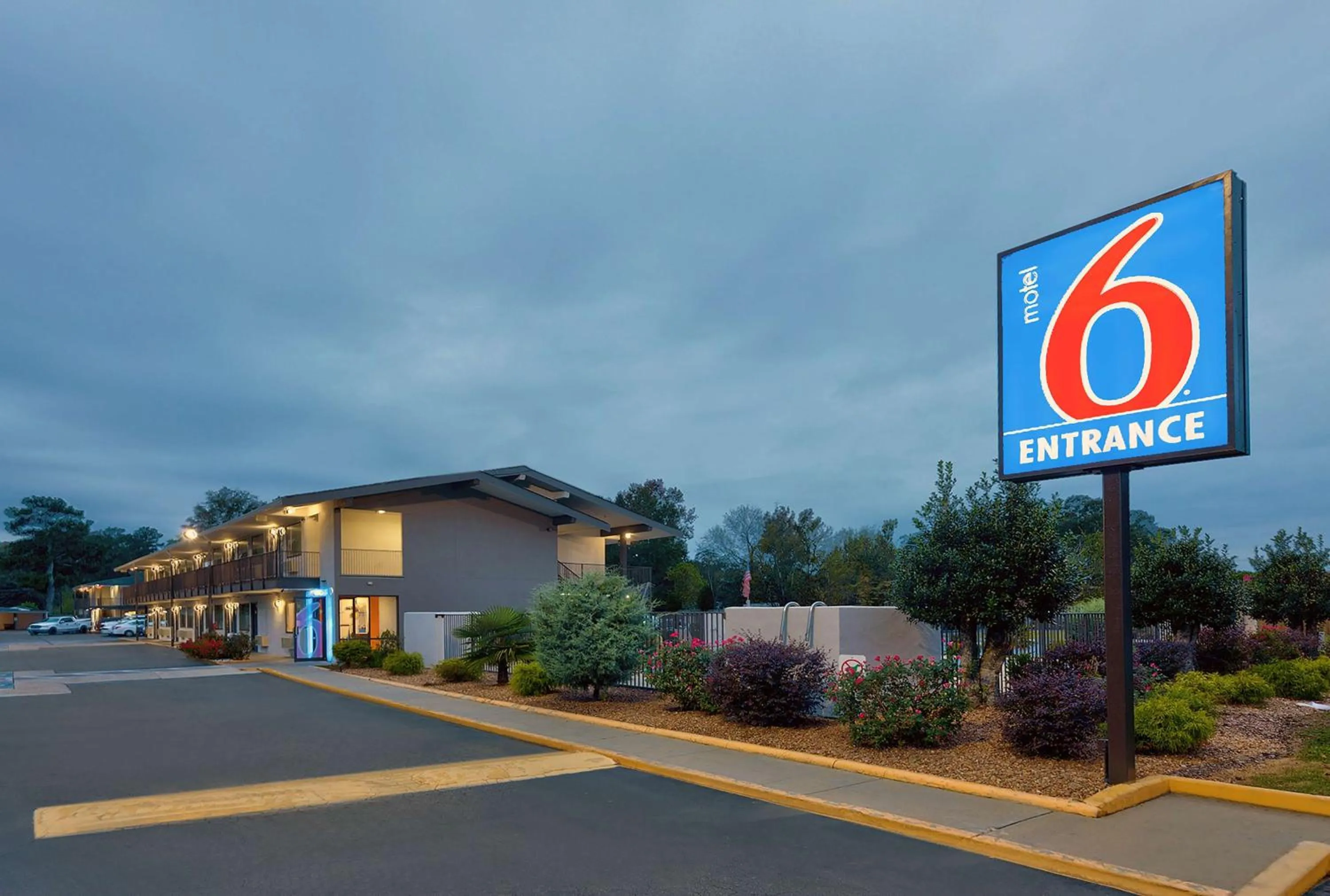 Property building in Motel 6-Columbus, GA