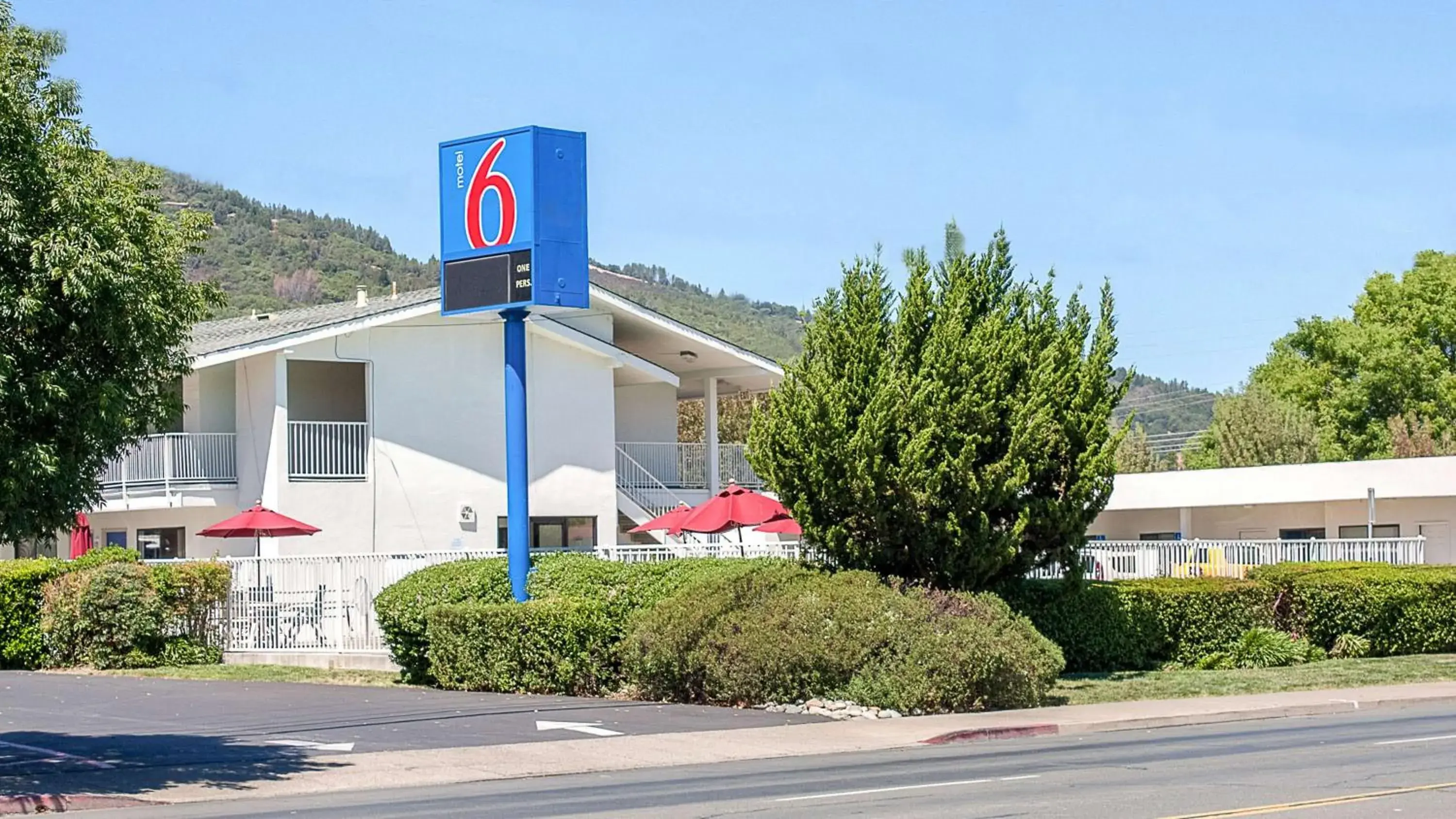 Property building in Motel 6-Ukiah, CA Property building in Motel 6-Ukiah, CA