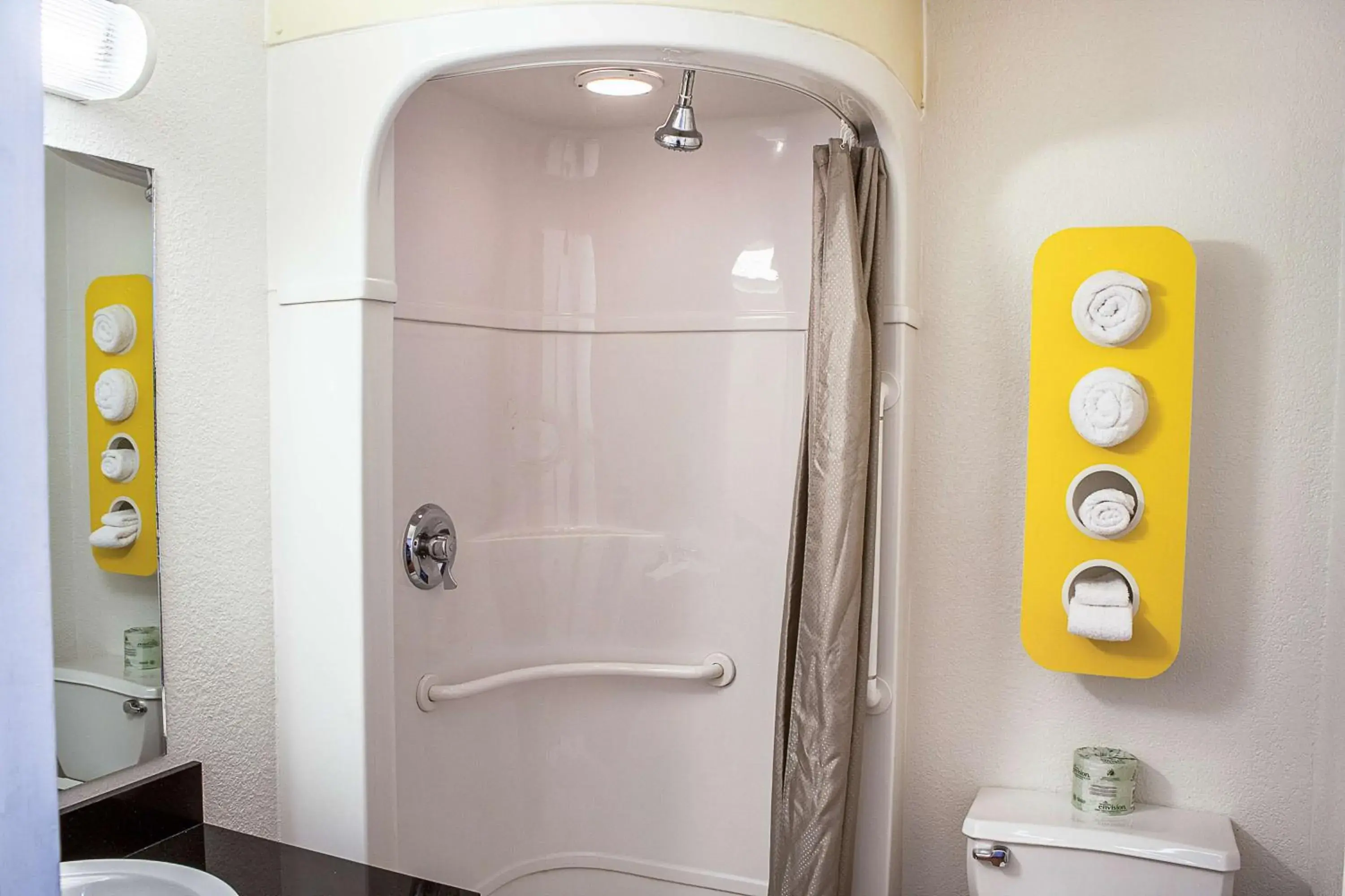 Deluxe Queen Room in Motel 6-Ukiah, CA Deluxe Queen Room in Motel 6-Ukiah, CA