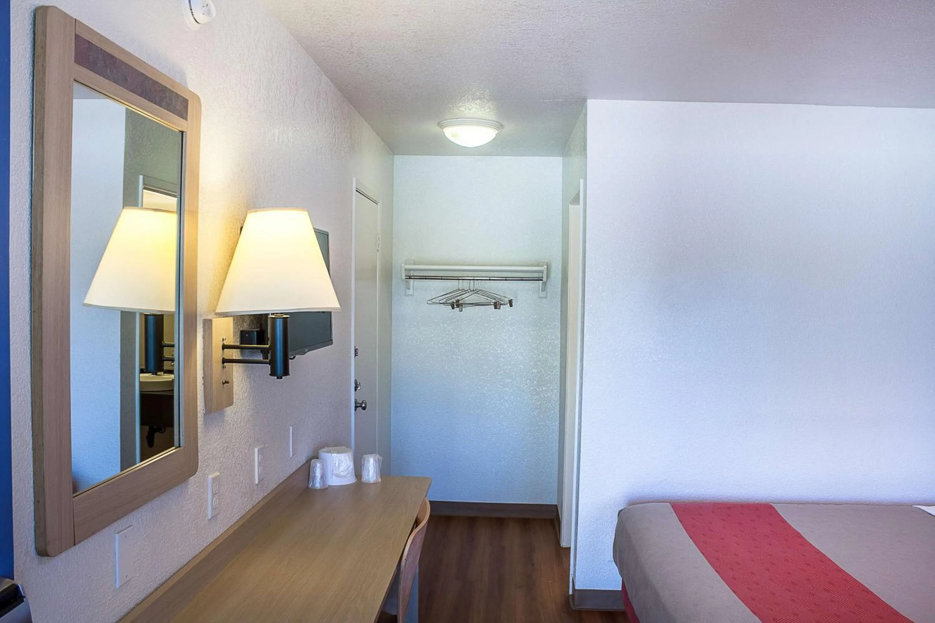 TV and multimedia, Bed in Motel 6-Ukiah, CA