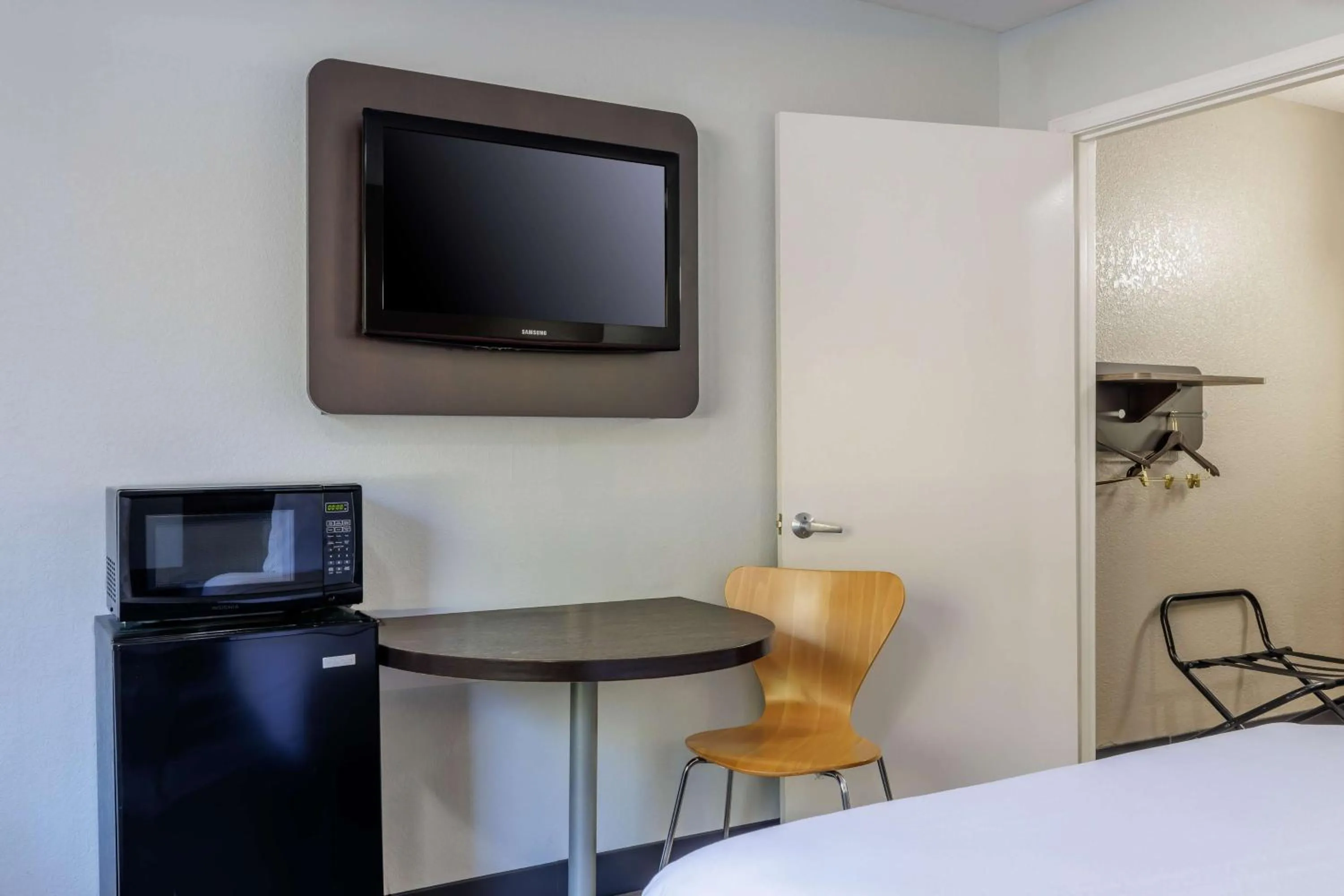 Bedroom, Bed in Motel 6 Elizabethtown