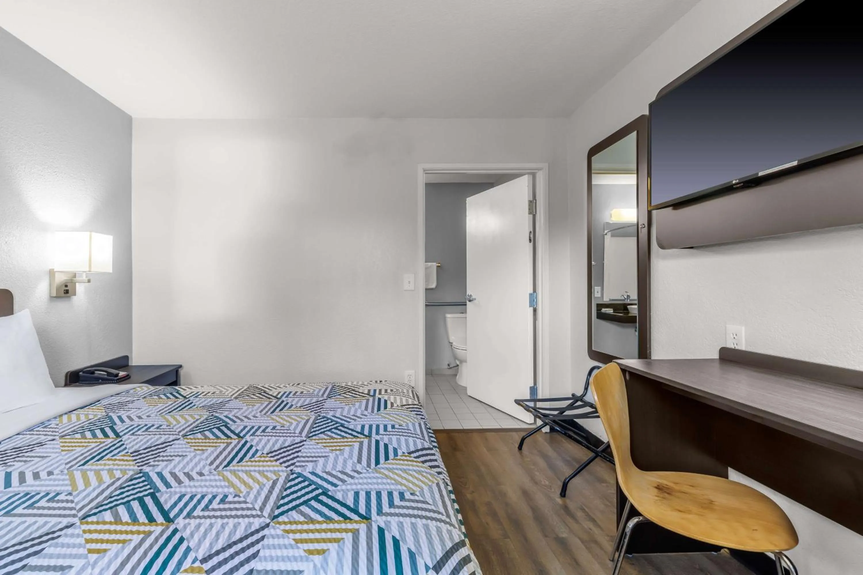 Bedroom, Bed in Motel 6 Elizabethtown