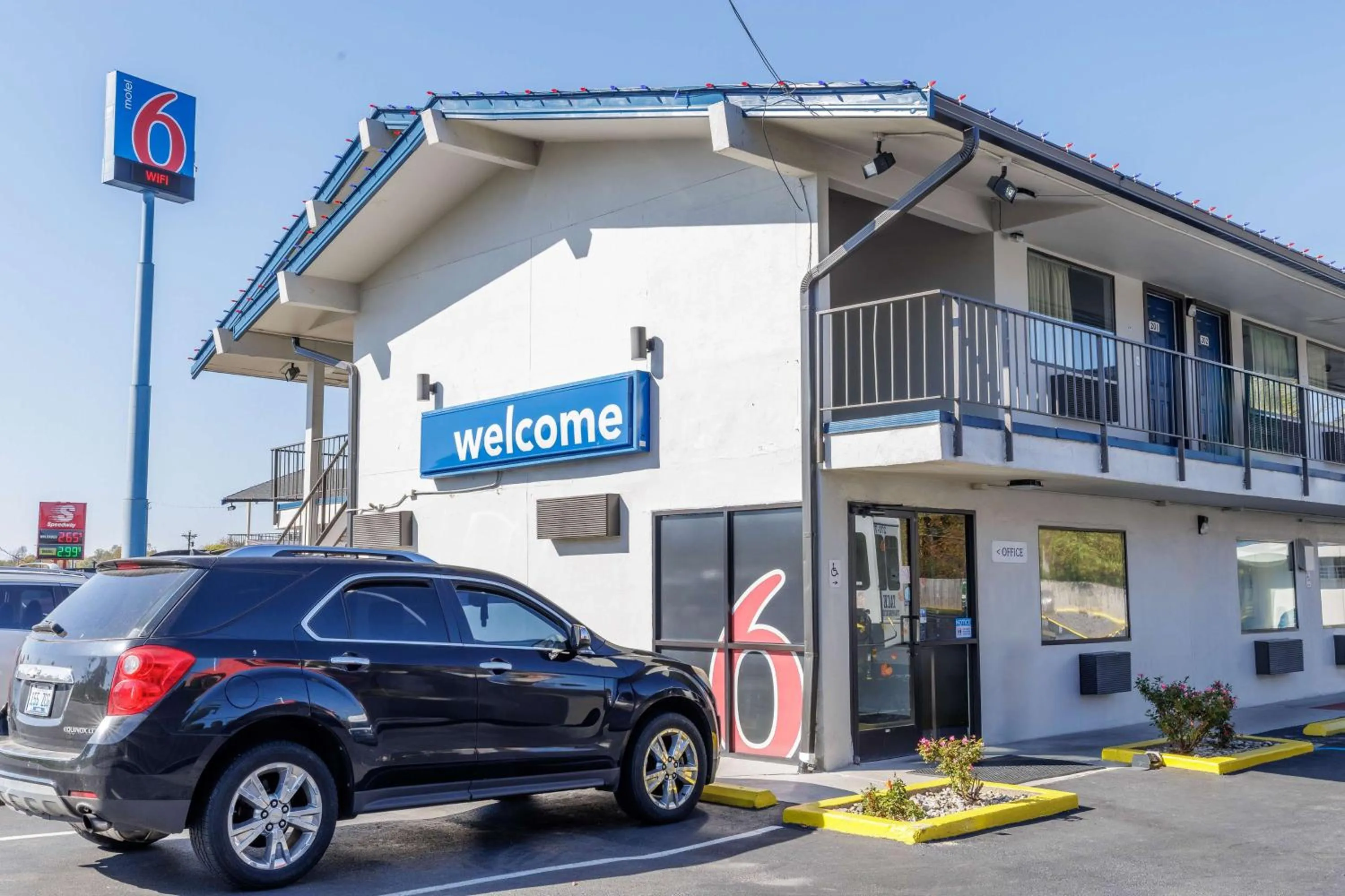 Property building in Motel 6 Elizabethtown