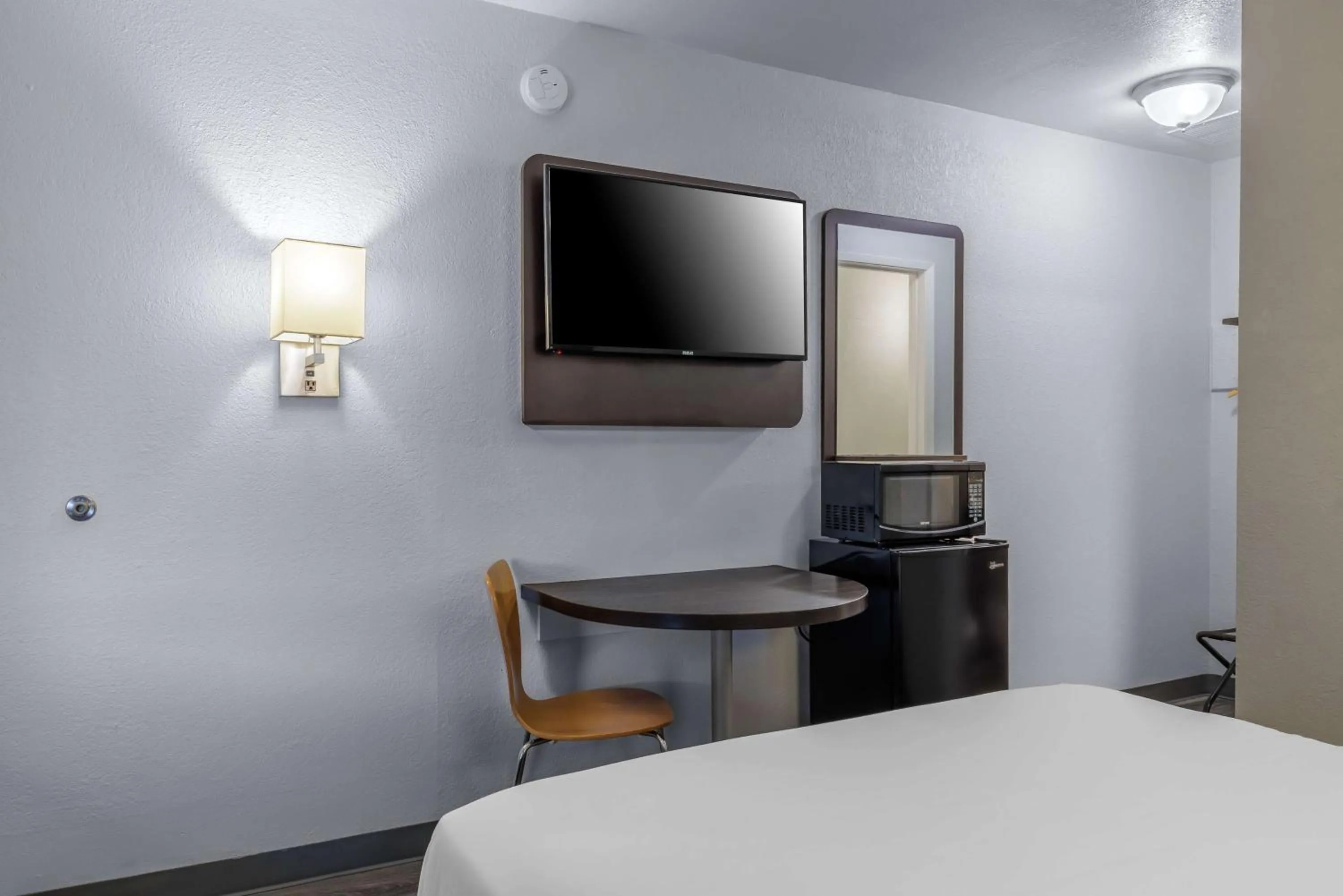 Bedroom, Bed in Motel 6 Elizabethtown