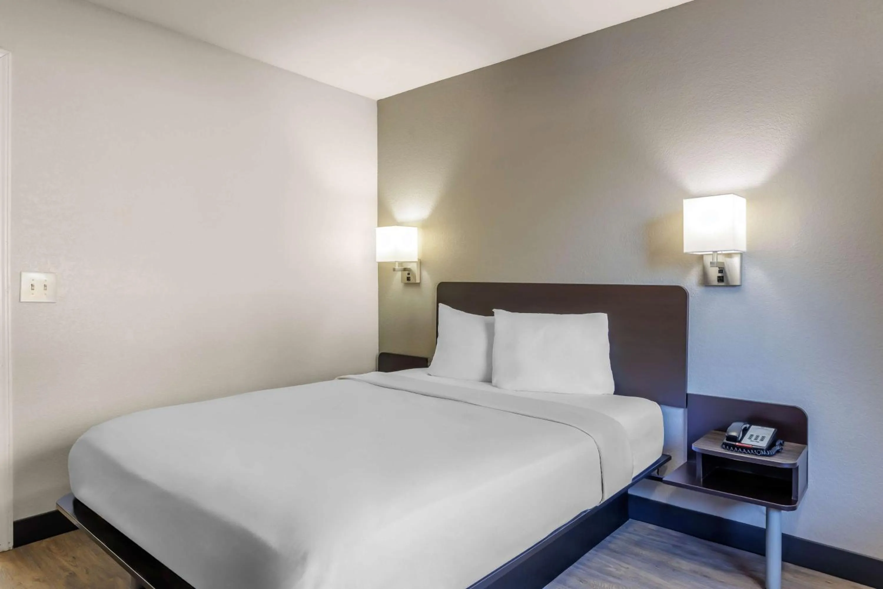 Bedroom, Bed in Motel 6 Elizabethtown