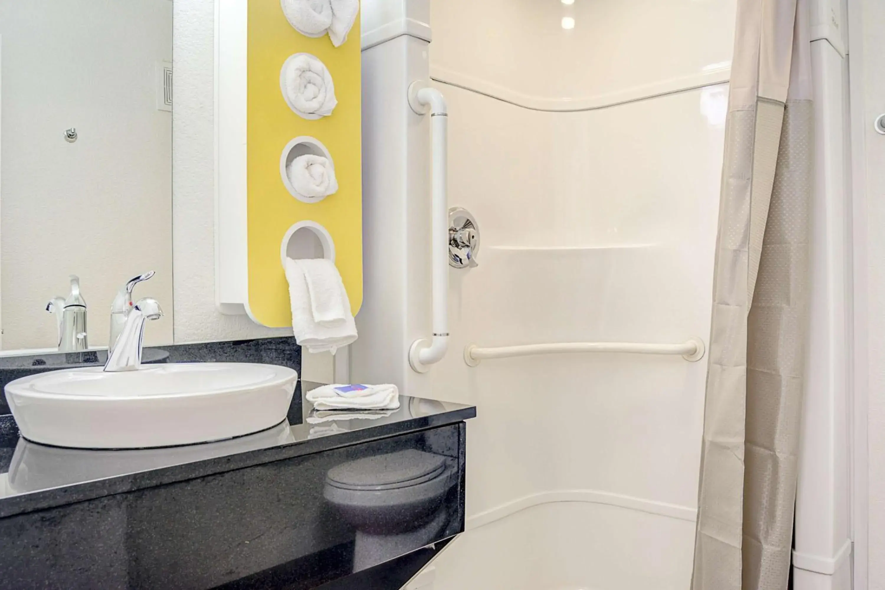 Queen Room in Motel 6-Portland, OR - Central Queen Room in Motel 6-Portland, OR - Central