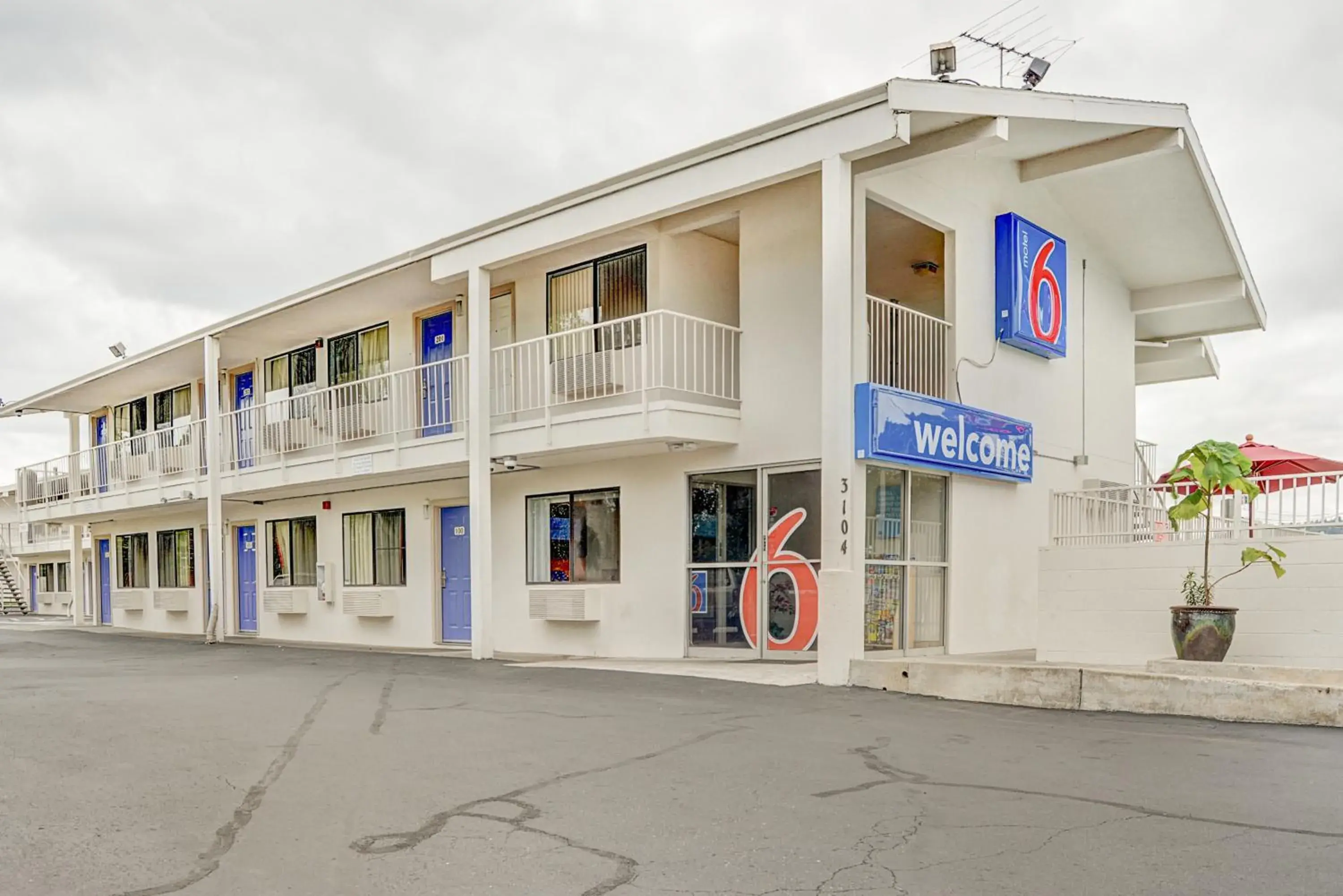 Facade/entrance in Motel 6-Portland, OR - Central Facade/entrance in Motel 6-Portland, OR - Central