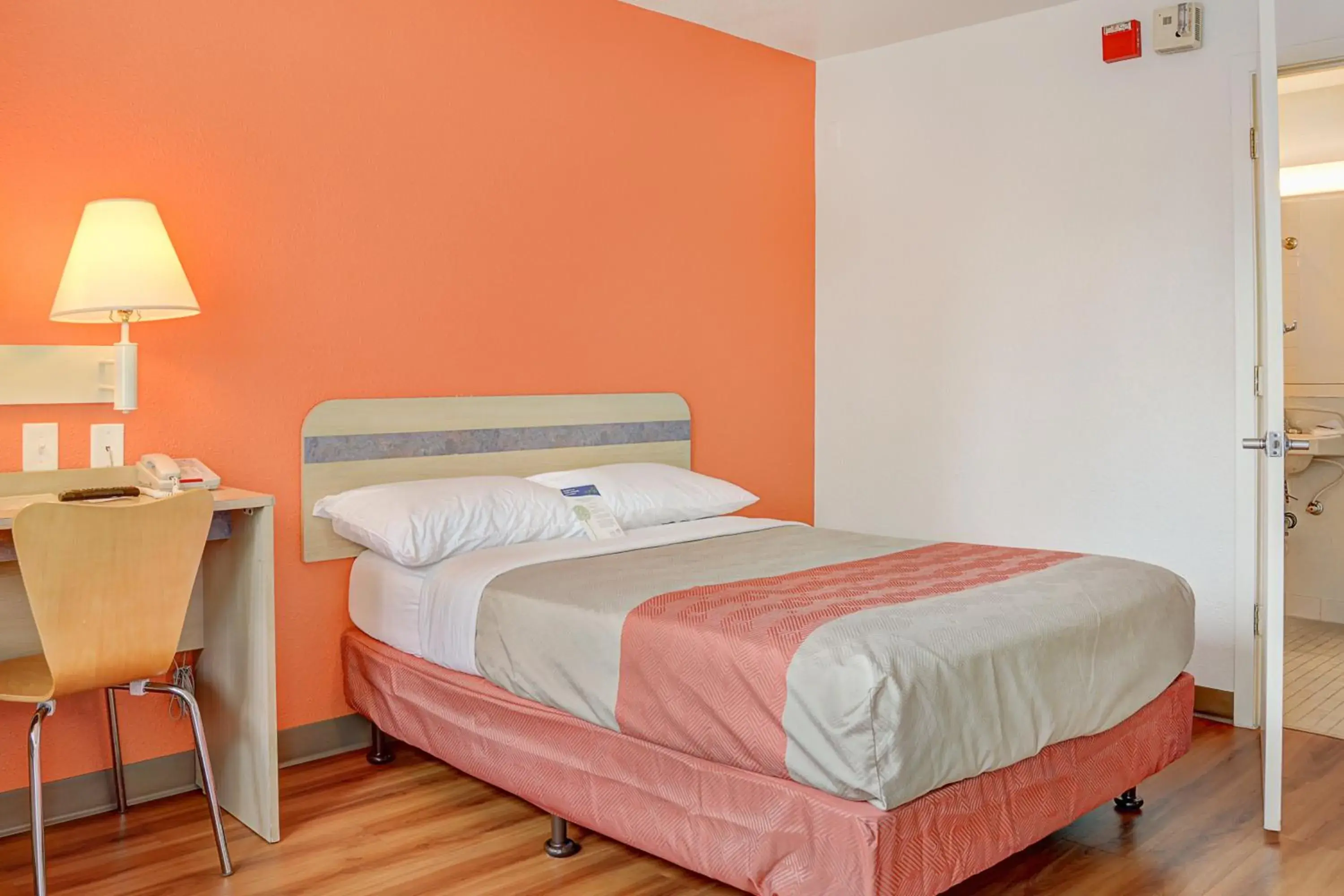 Bedroom, Bed in Motel 6-Portland, OR - Central Bedroom, Bed in Motel 6-Portland, OR - Central