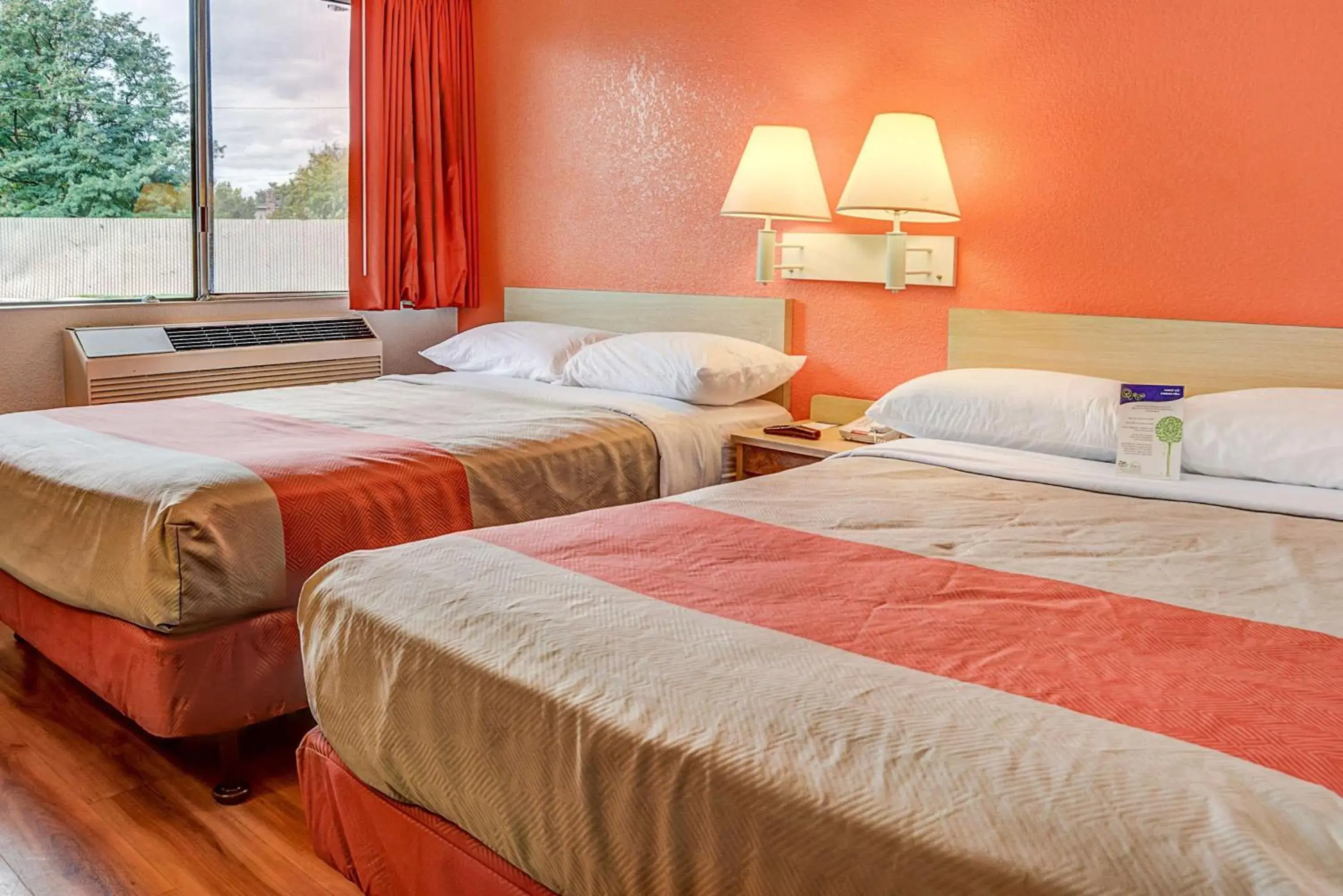 Bedroom, Bed in Motel 6-Portland, OR - Central Bedroom, Bed in Motel 6-Portland, OR - Central