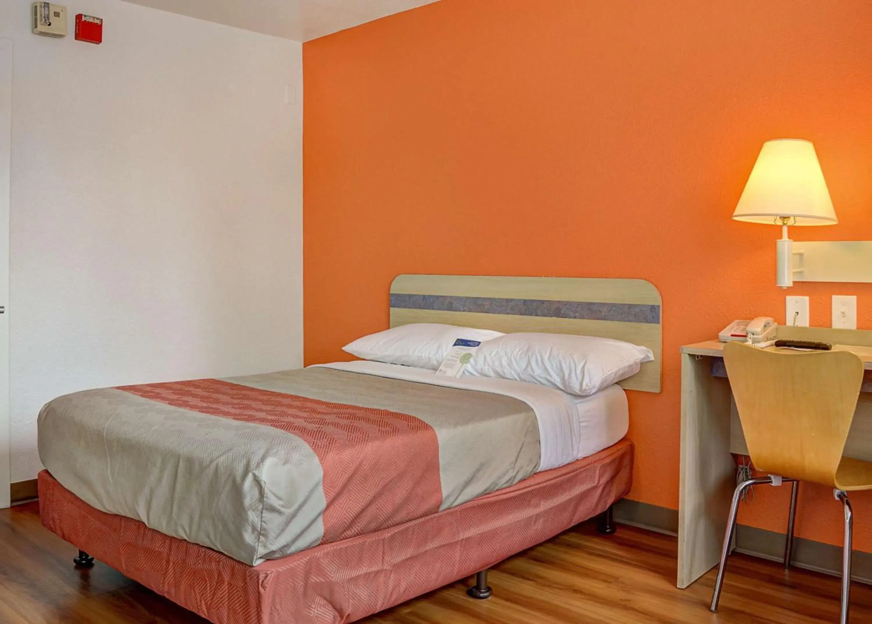 Bedroom, Bed in Motel 6-Portland, OR - Central Bedroom, Bed in Motel 6-Portland, OR - Central