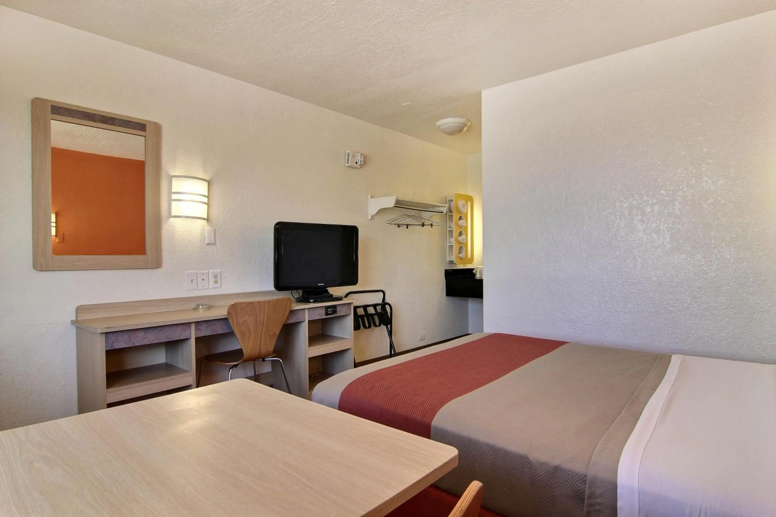 Seating area, Bed in Motel 6-Abilene, TX