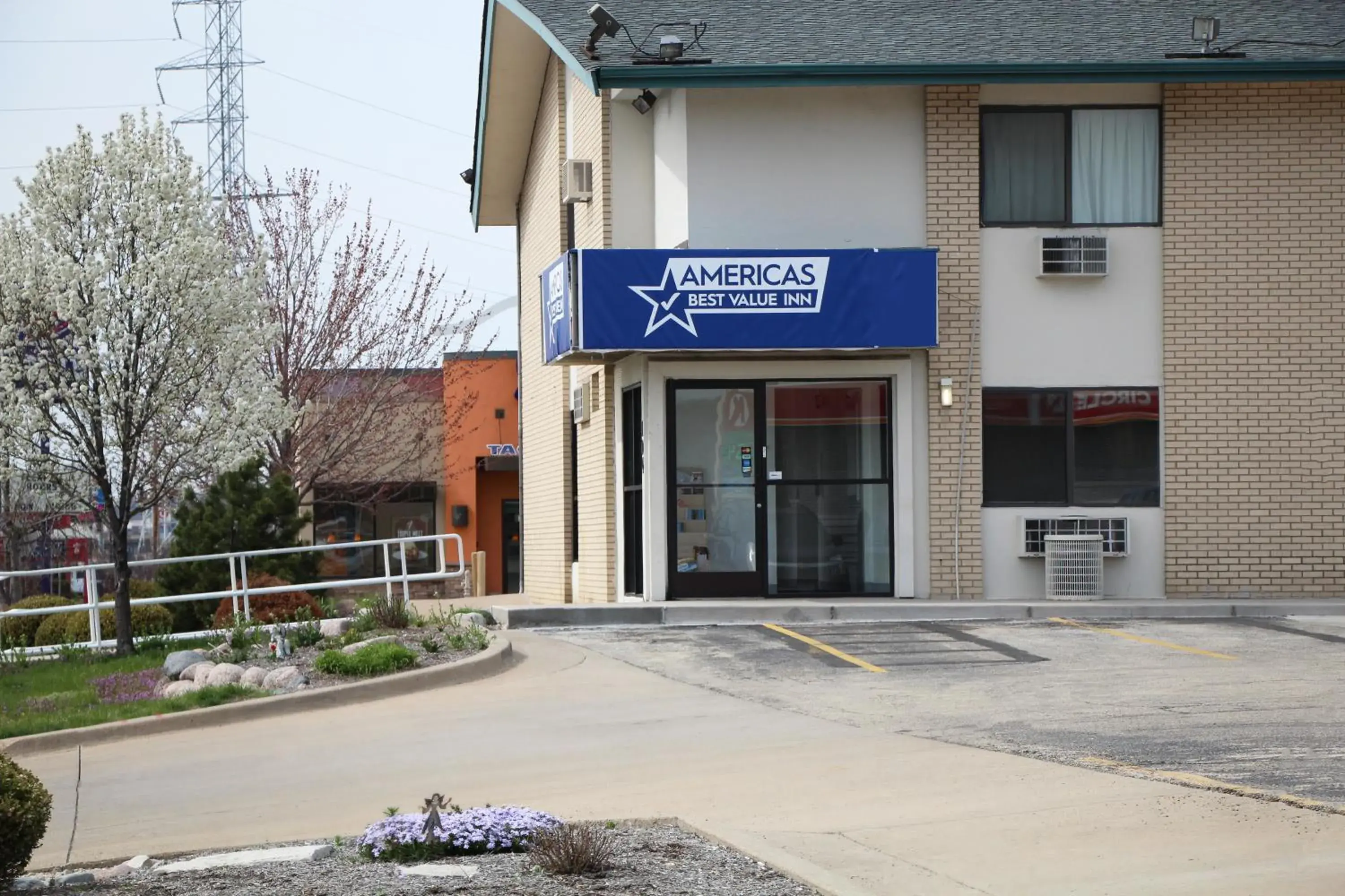 Property building in Americas Best Value Inn East Peoria Property building in Americas Best Value Inn East Peoria