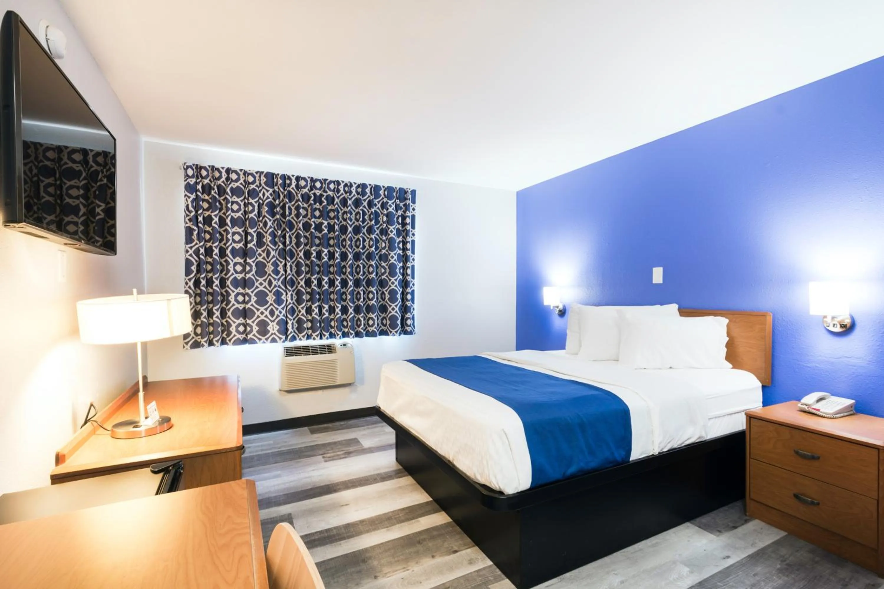 Bed in Americas Best Value Inn East Peoria