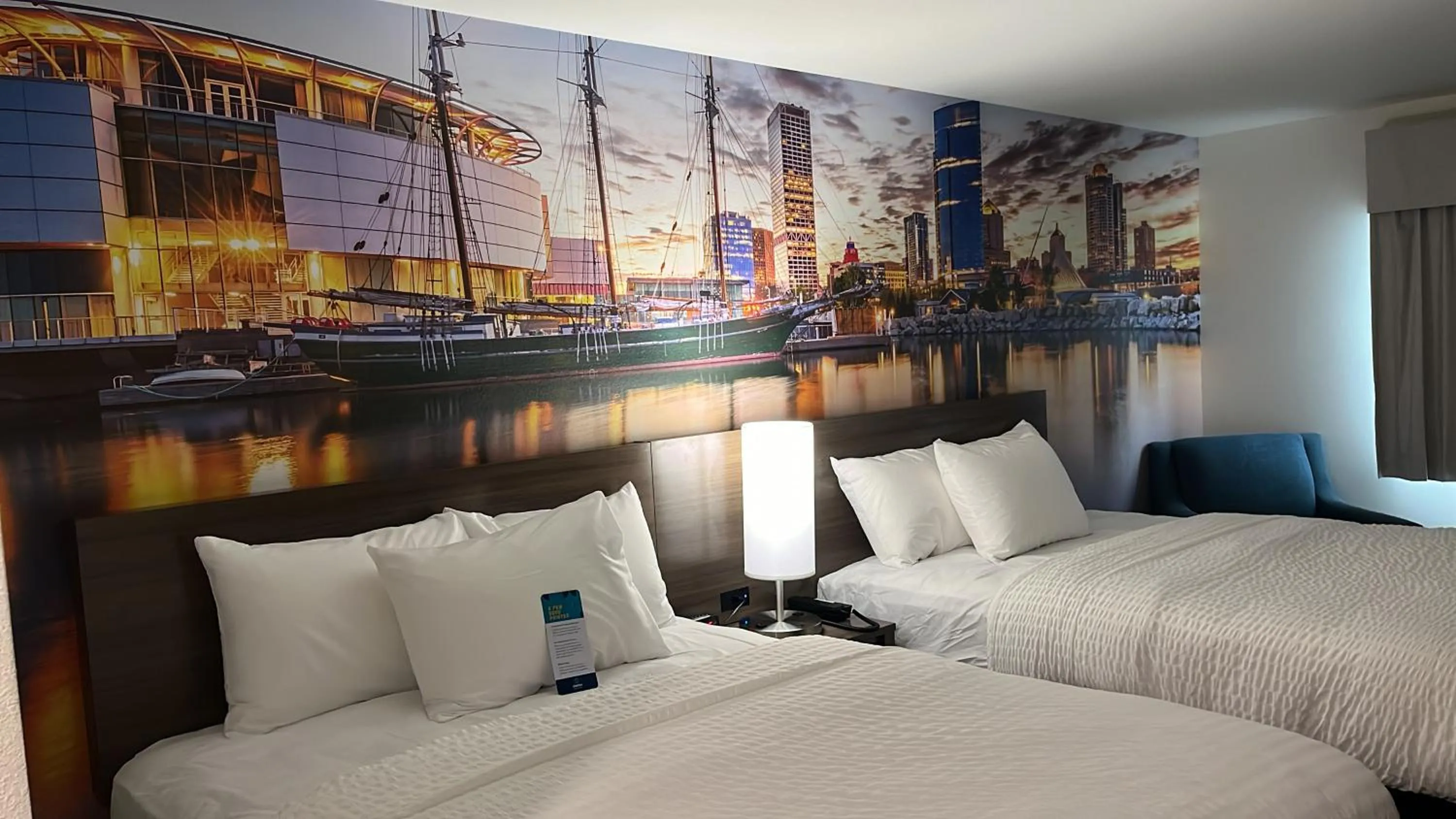 Queen Room in Clarion Pointe Milwaukee Airport