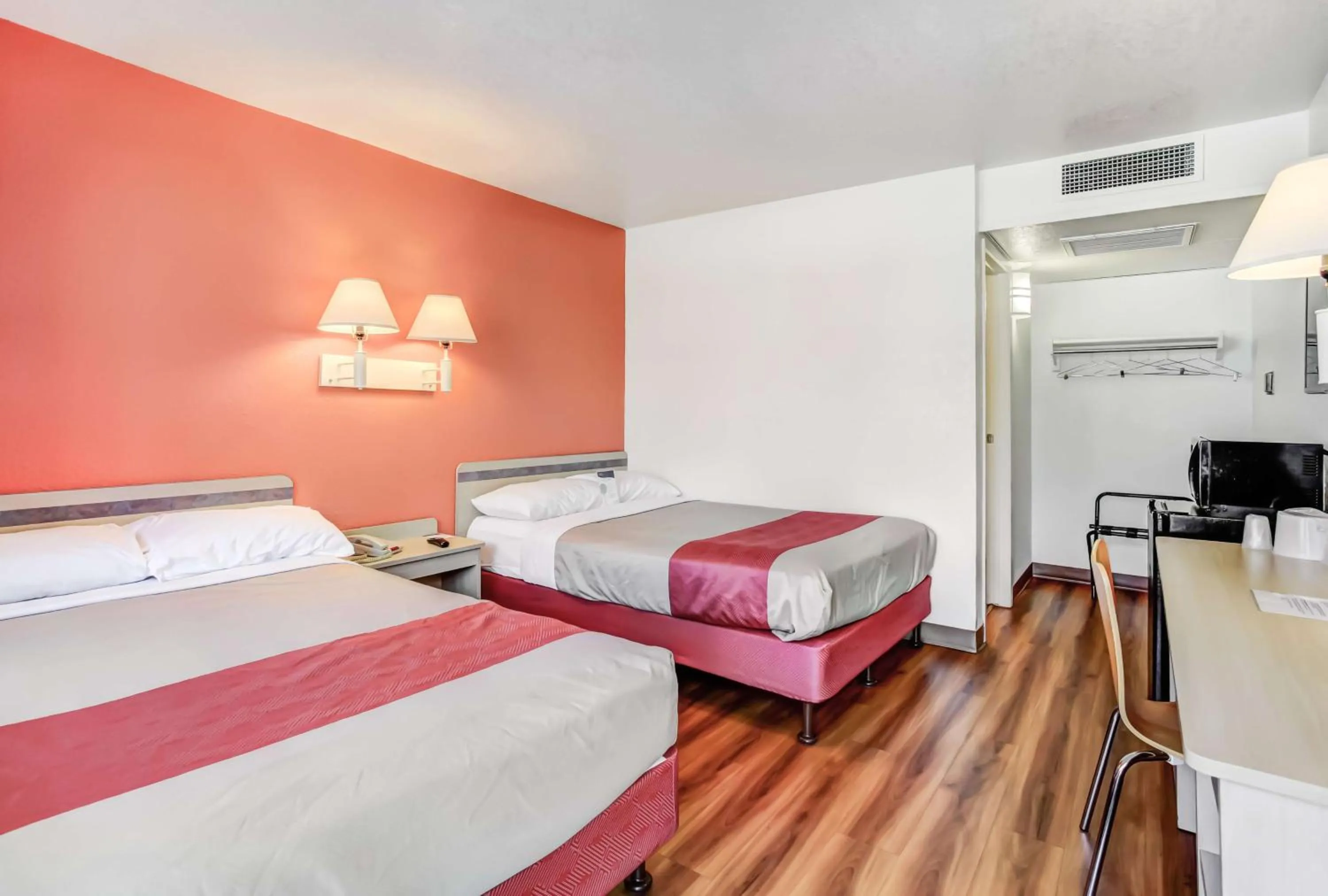 Photo of the whole room, Bed in Motel 6-Medford, OR