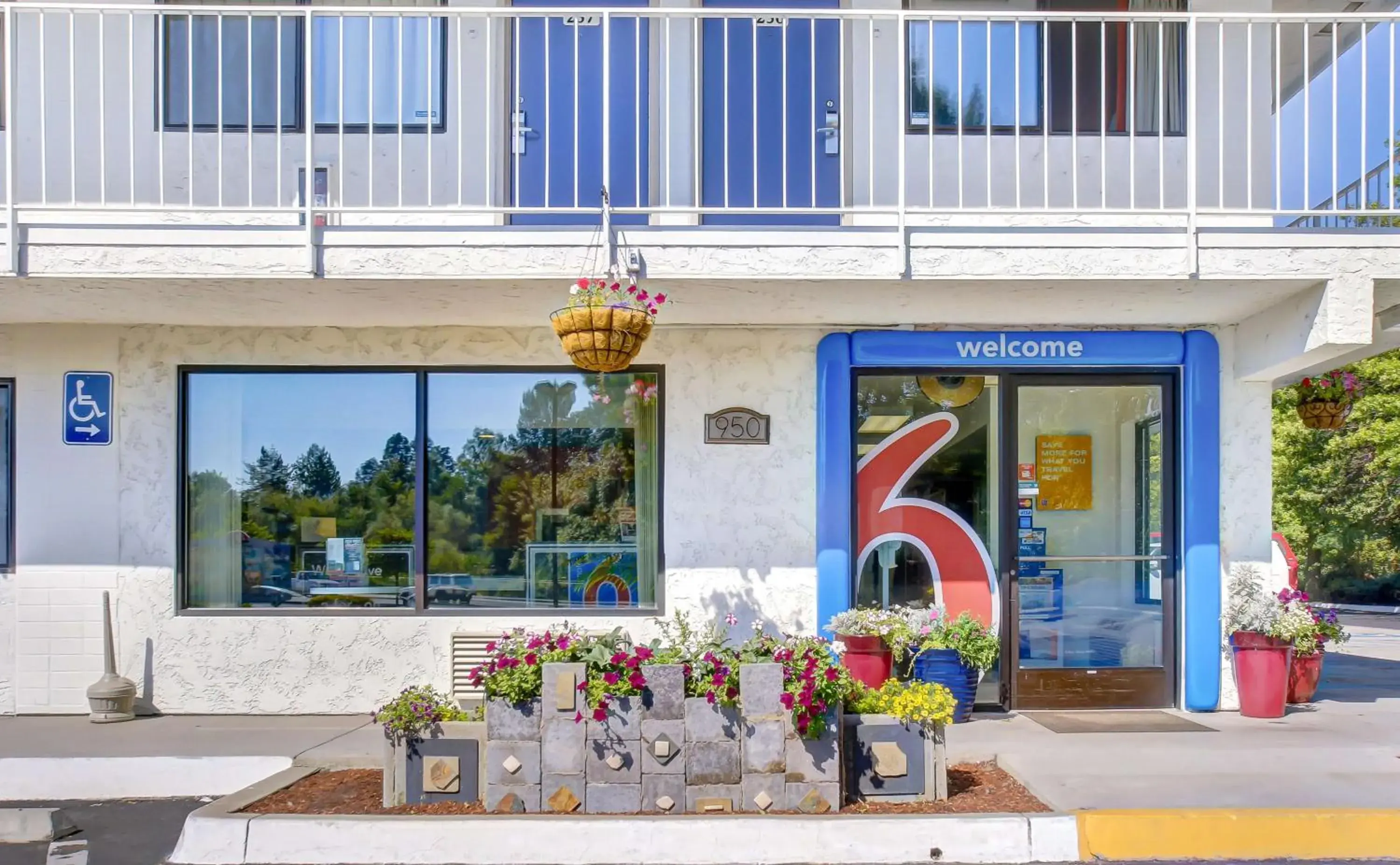 Property building, Patio/Outdoor Area in Motel 6-Medford, OR