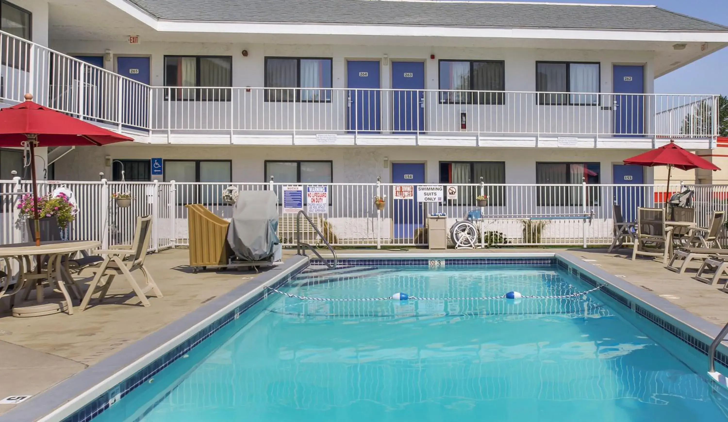 Swimming pool, Property Building in Motel 6-Medford, OR