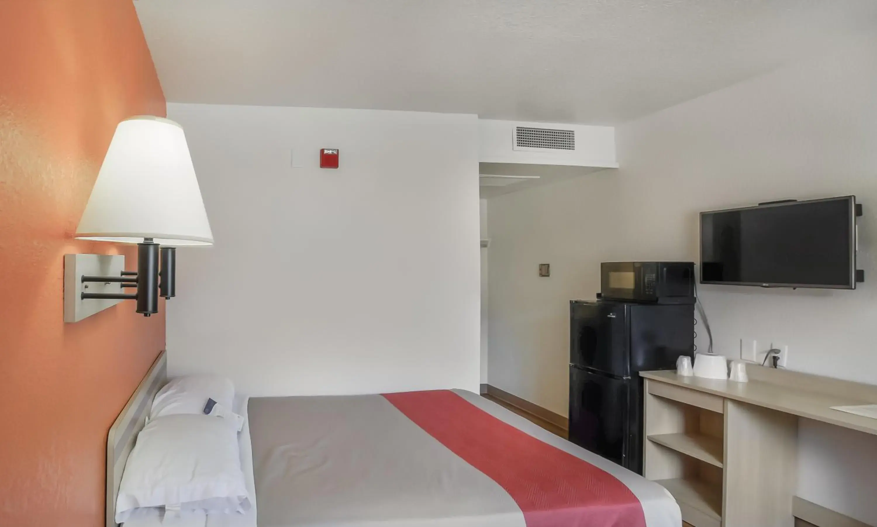 Bedroom, Bed in Motel 6-Medford, OR
