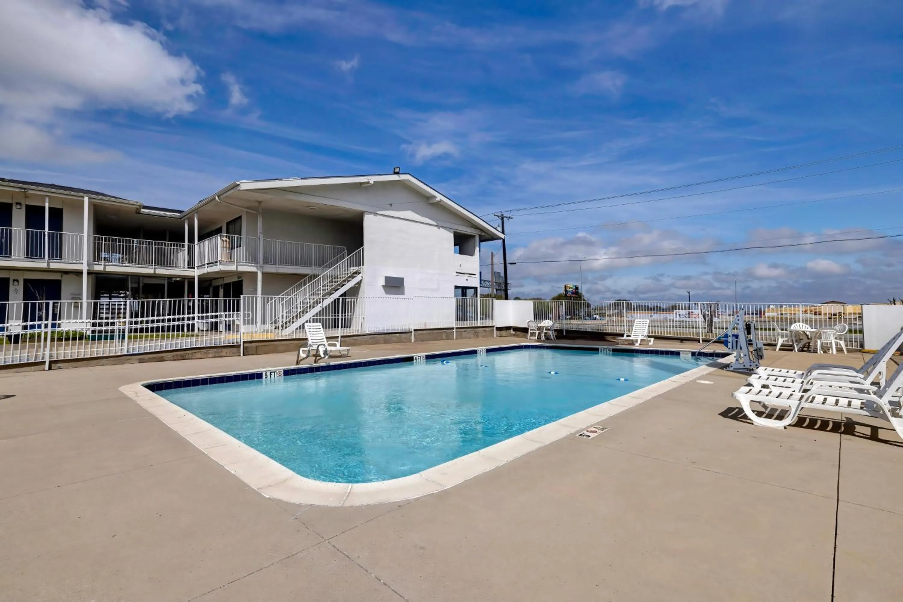 Swimming pool in Motel 6 Denton, TX - UNT