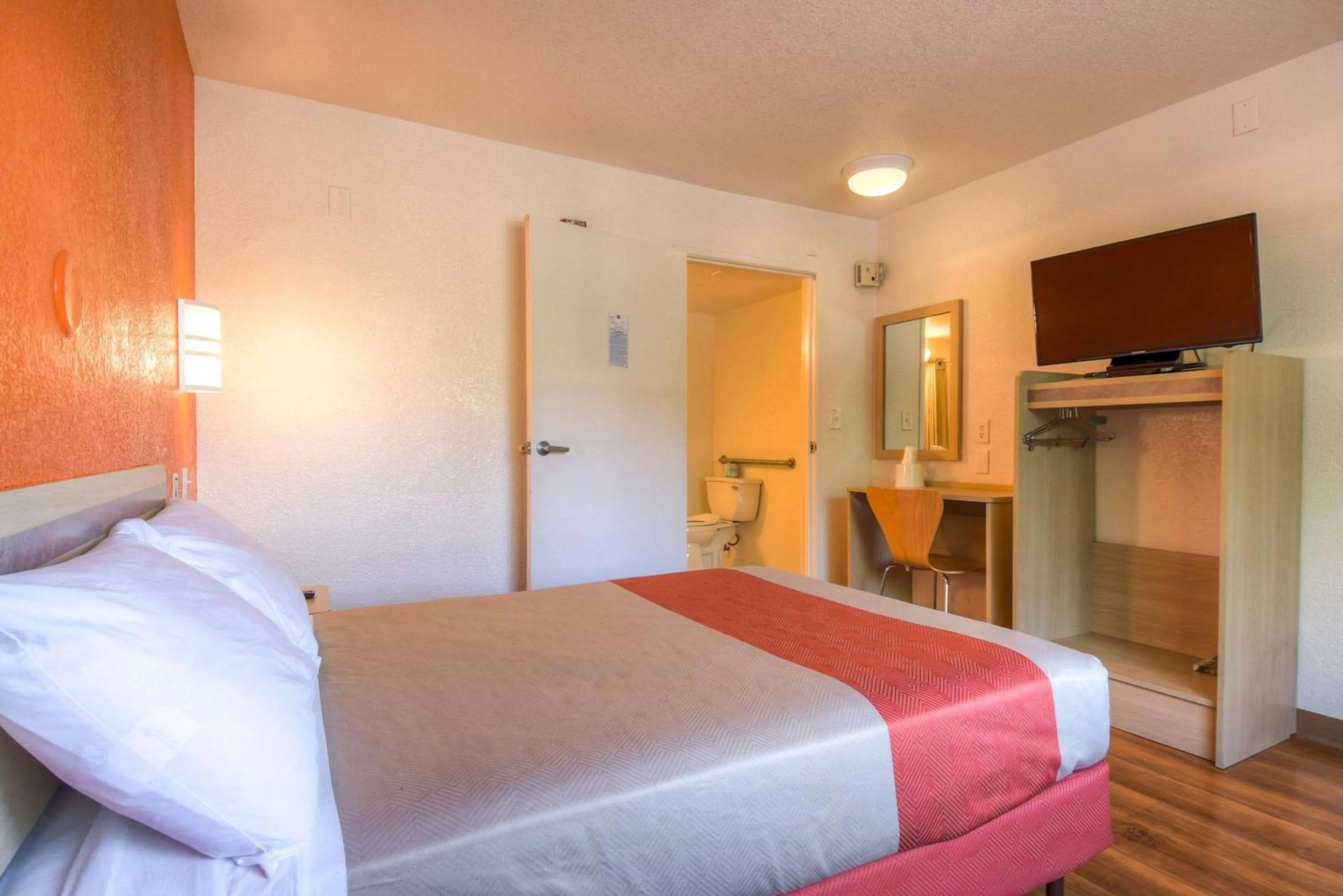 Toilet, Bed in Motel 6-San Ysidro, CA - San Diego - Border
