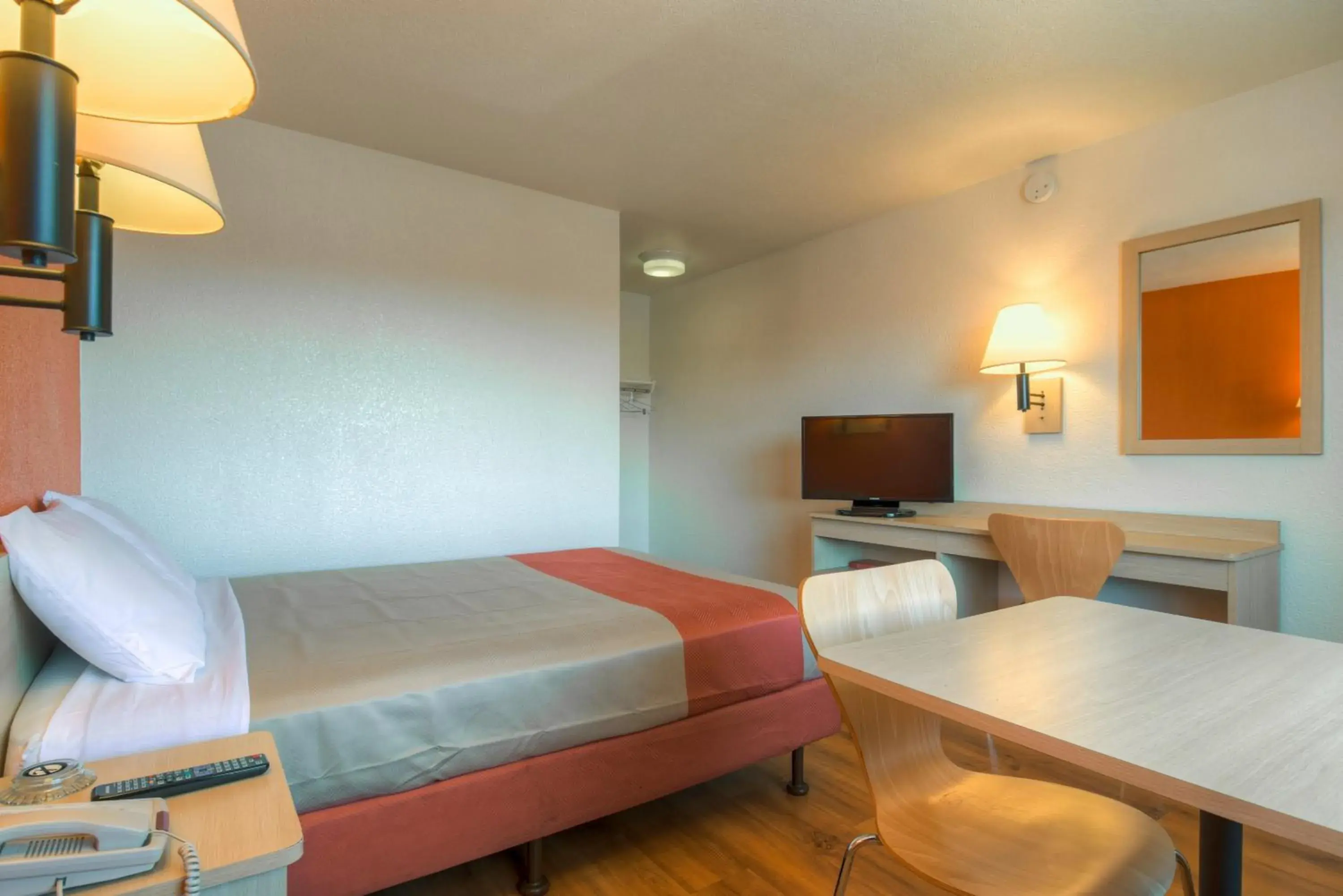 Bed in Motel 6-San Ysidro, CA - San Diego - Border Bed in Motel 6-San Ysidro, CA - San Diego - Border