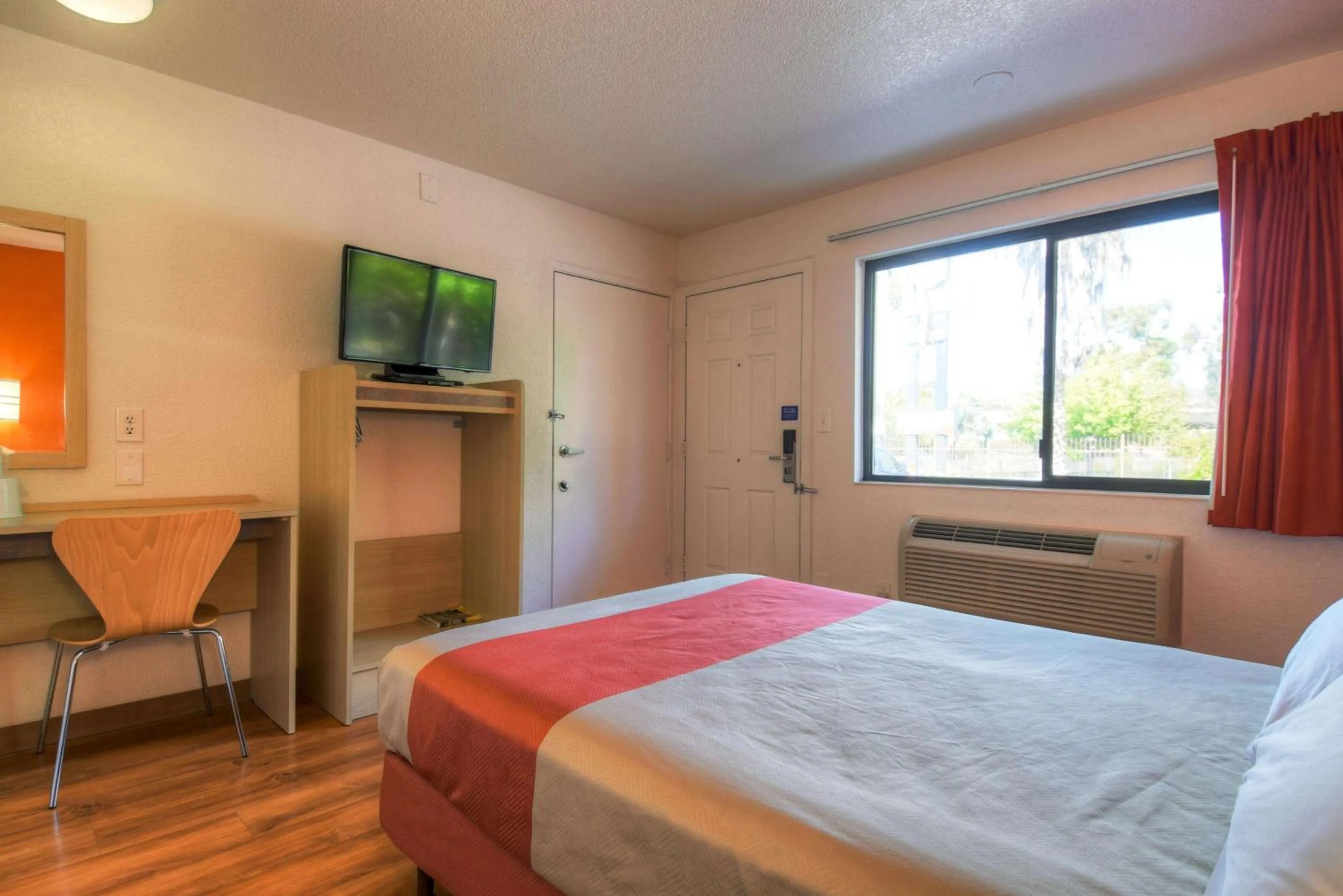 TV and multimedia, Bed in Motel 6-San Ysidro, CA - San Diego - Border