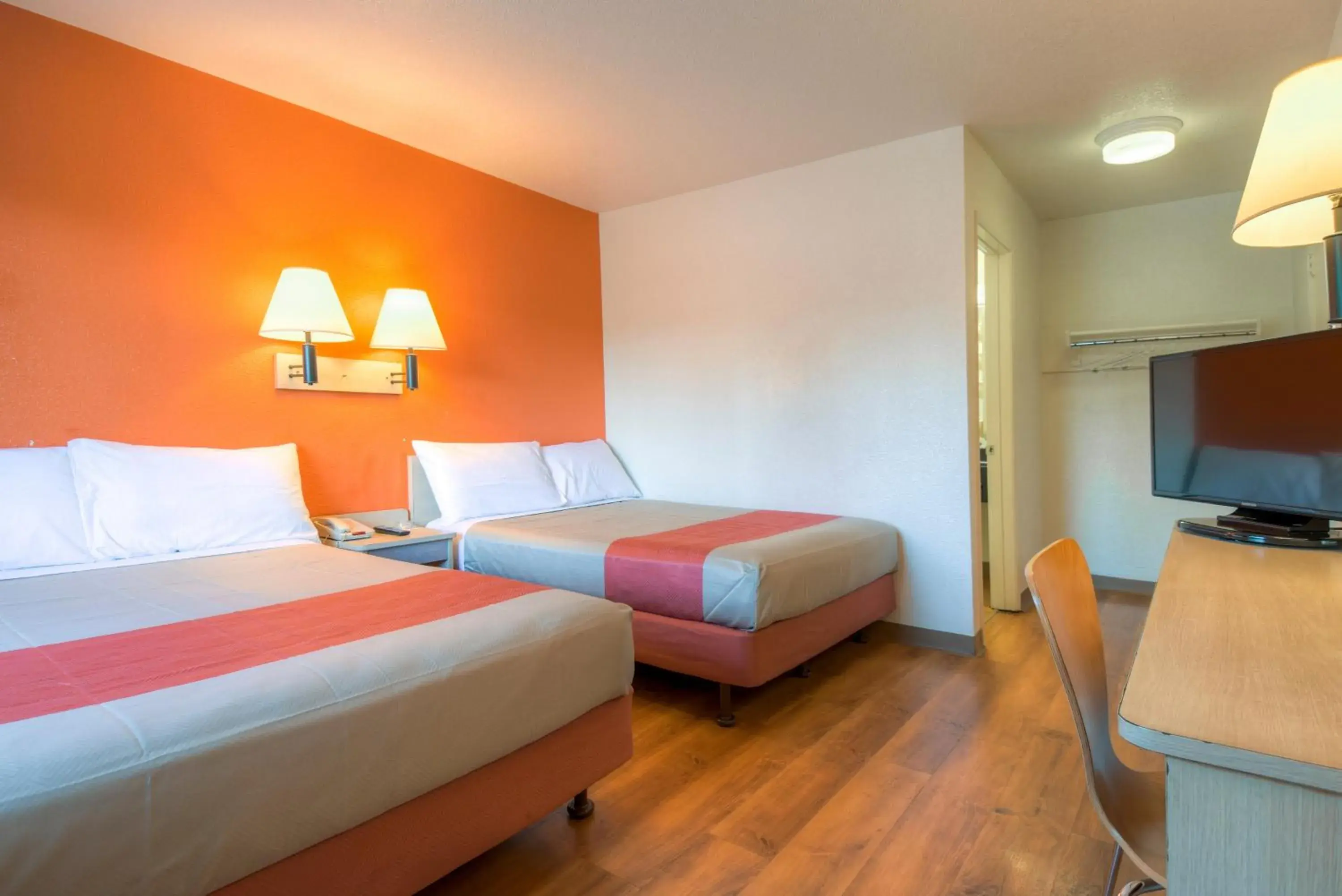 Bed in Motel 6-San Ysidro, CA - San Diego - Border Bed in Motel 6-San Ysidro, CA - San Diego - Border