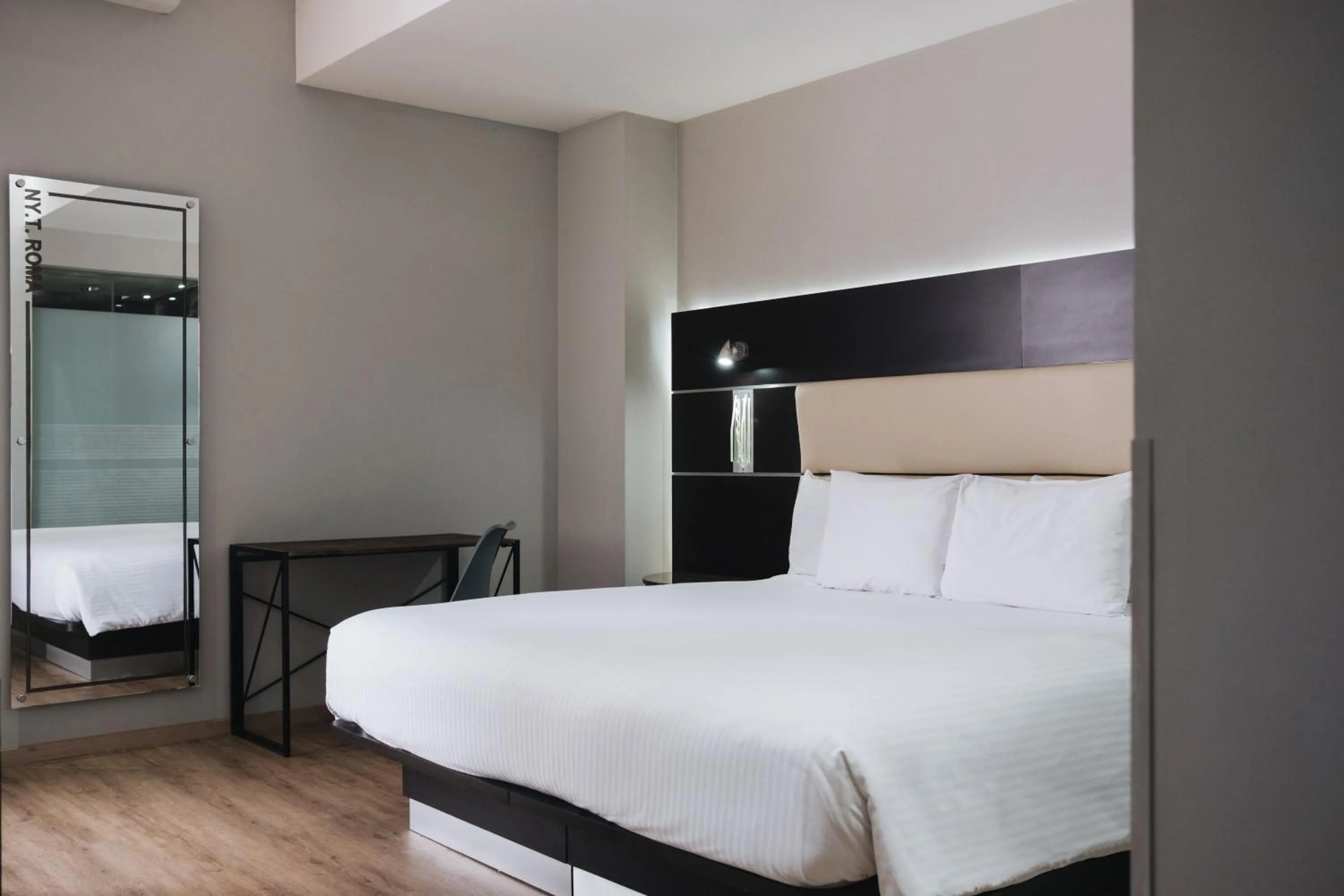 Bedroom, Bed in Exe Cities Reforma