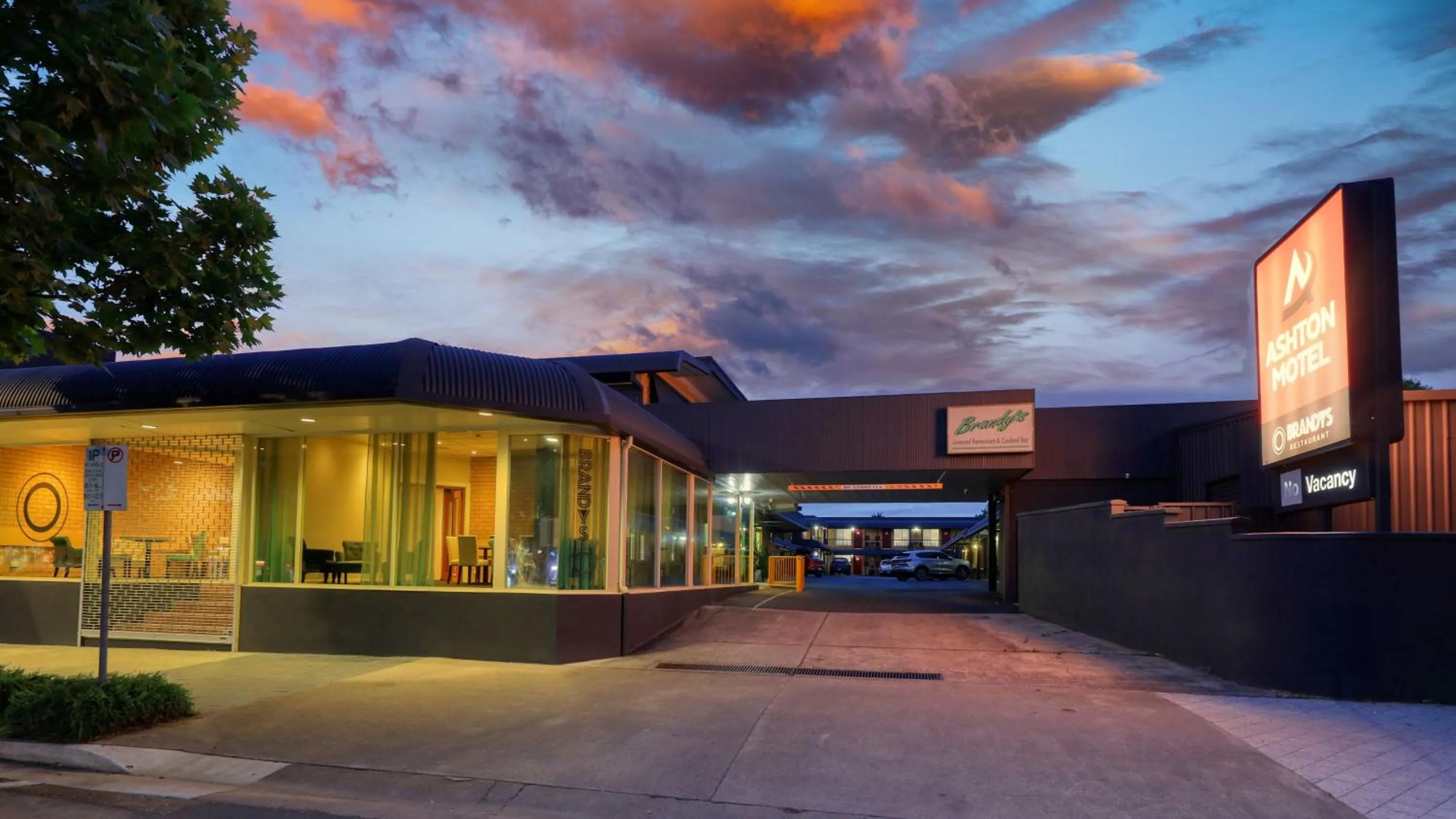 Facade/entrance in Ashton Motel