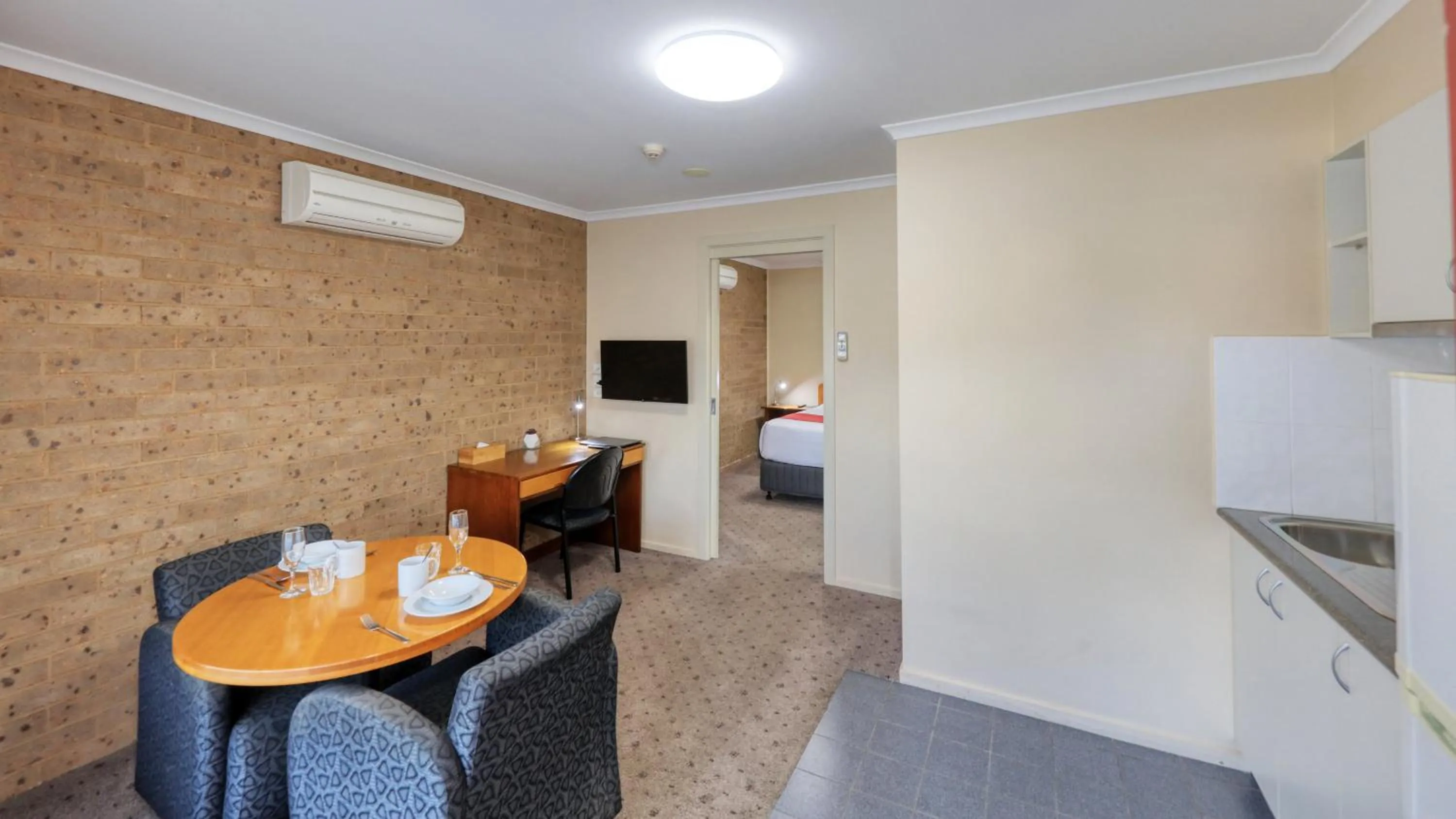 Photo of the whole room in Ashton Motel