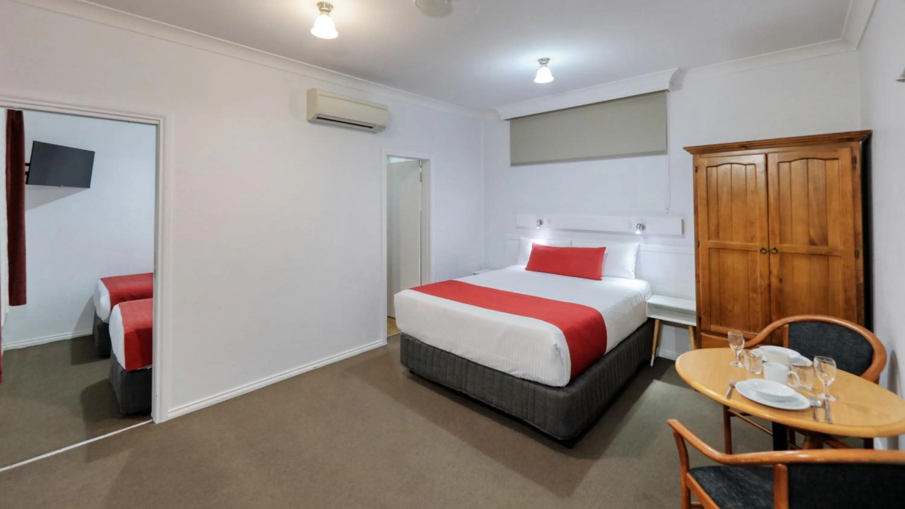 TV and multimedia, Bed in Ashton Motel