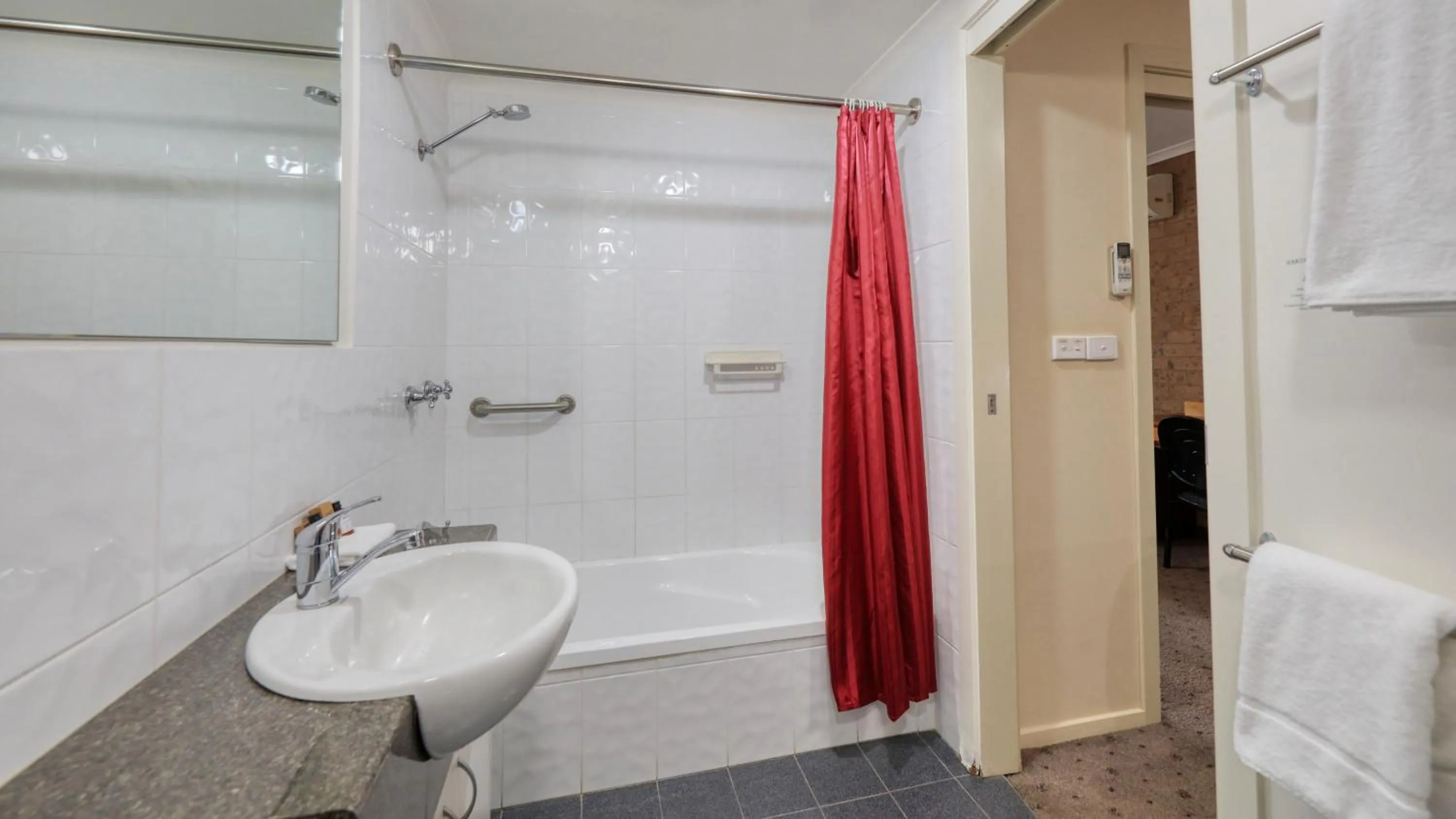 Bathroom in Ashton Motel