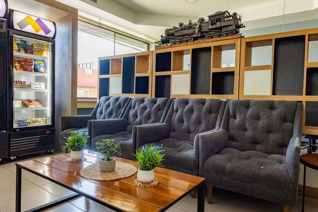 Communal lounge/ TV room in Hotel Modular Express Calama