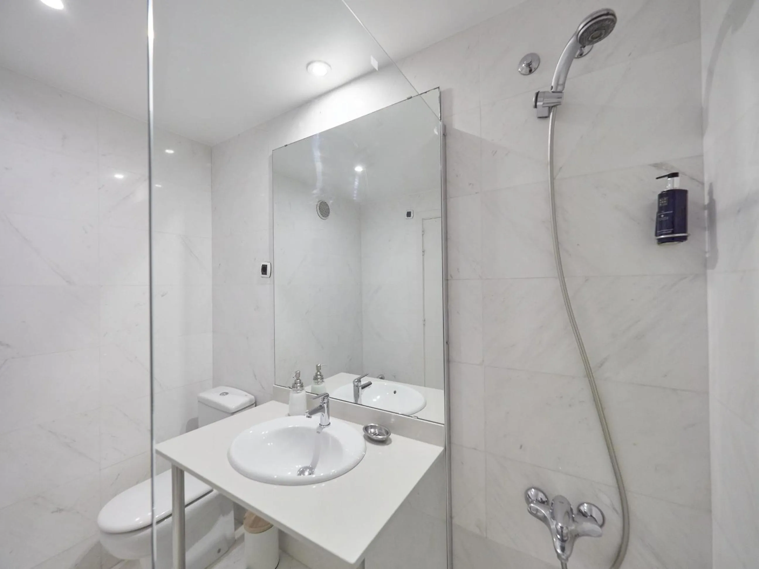 Shower in BarcelonaForRent Vila Olimpica Pool Suites
