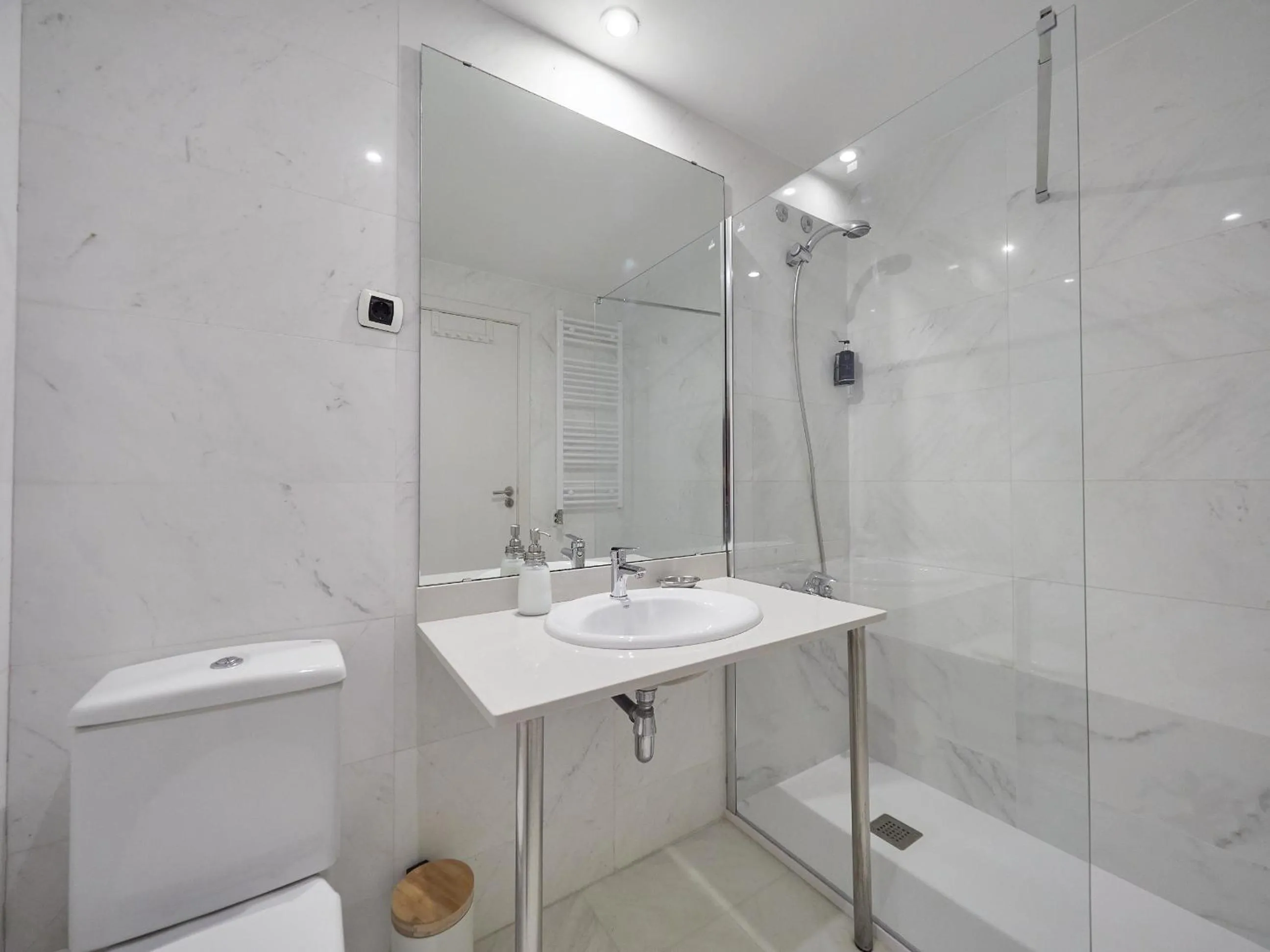 Shower in BarcelonaForRent Vila Olimpica Pool Suites