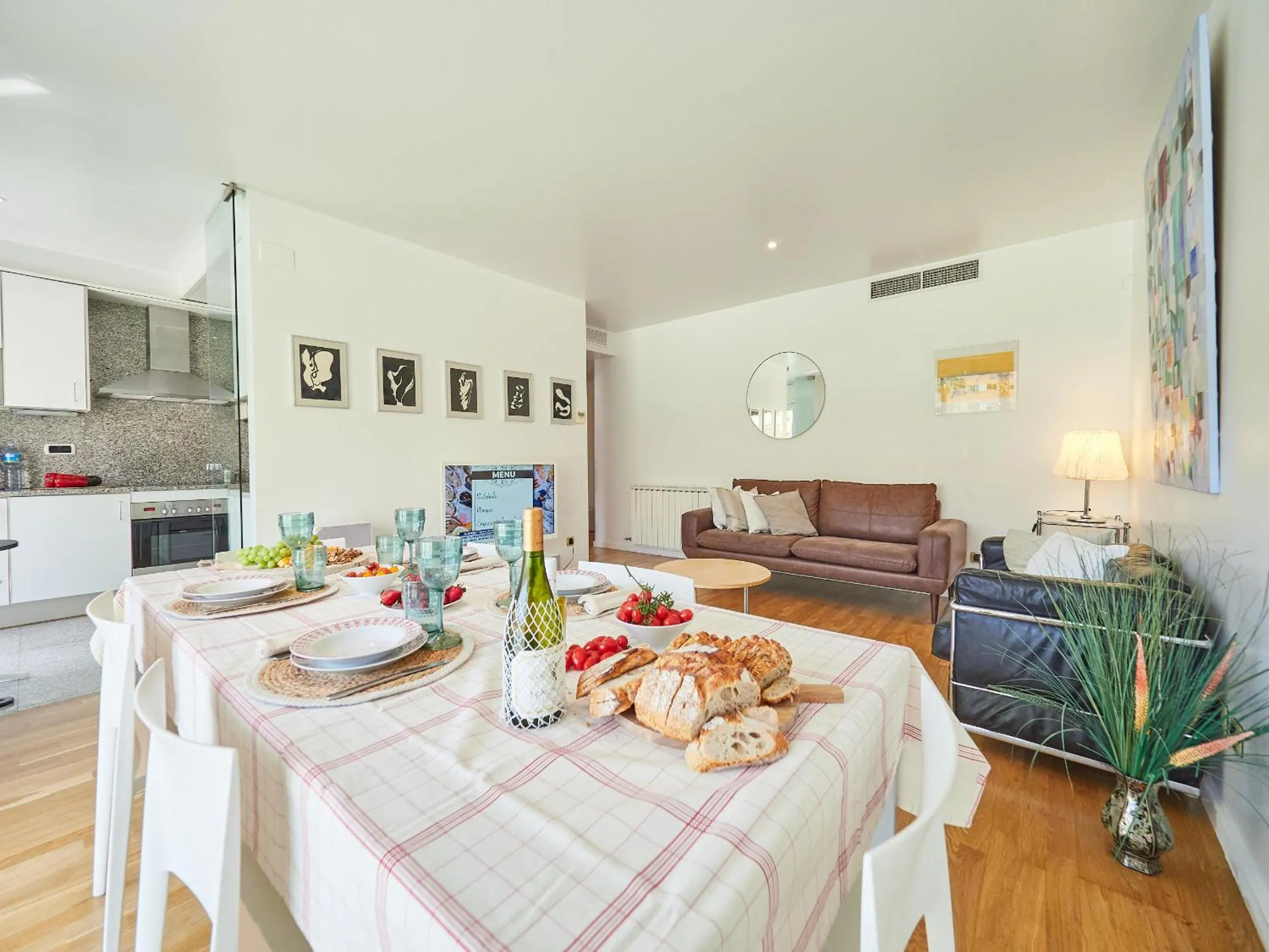 Dining area in BarcelonaForRent Vila Olimpica Pool Suites