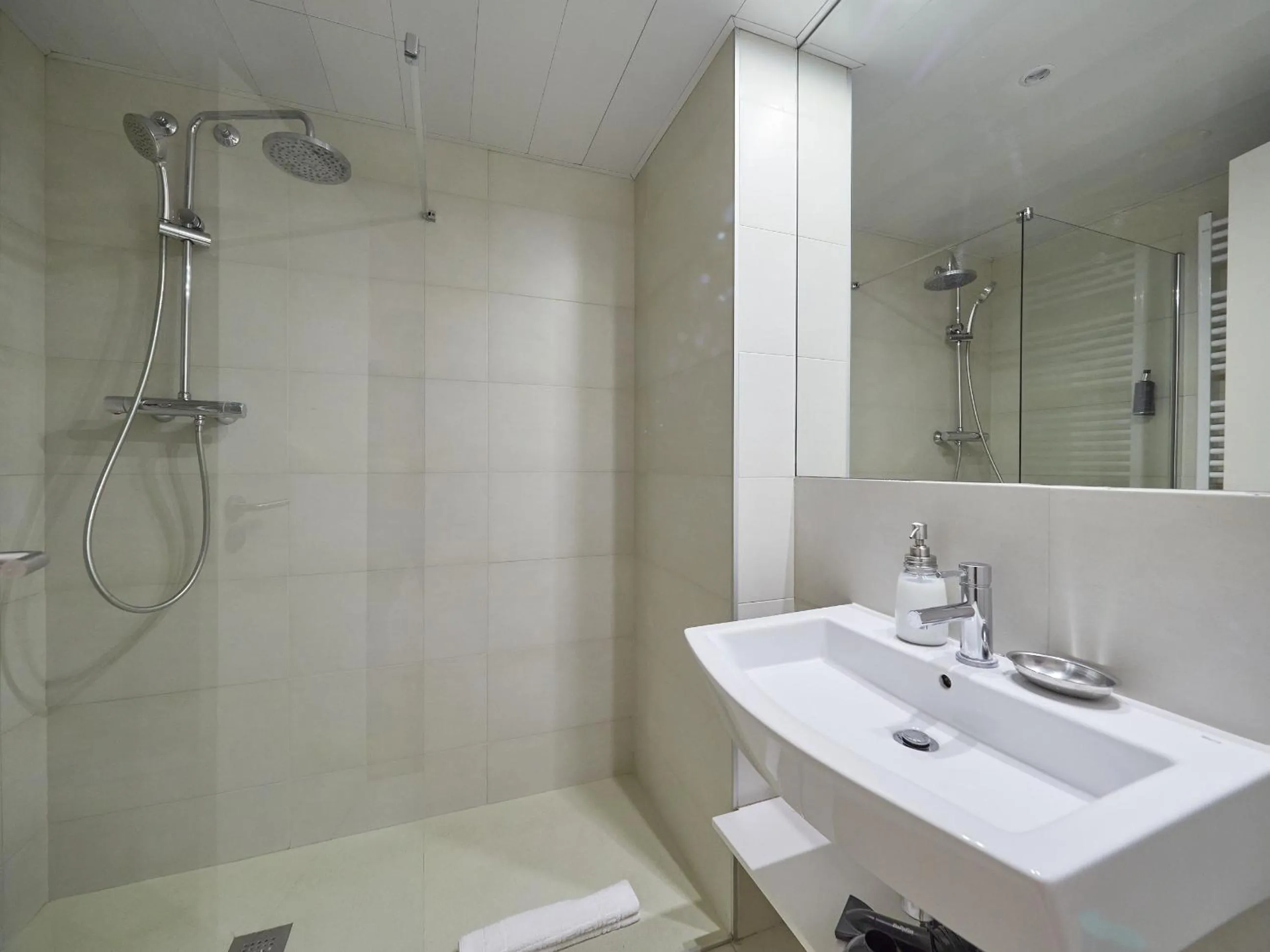 Shower in BarcelonaForRent Vila Olimpica Pool Suites