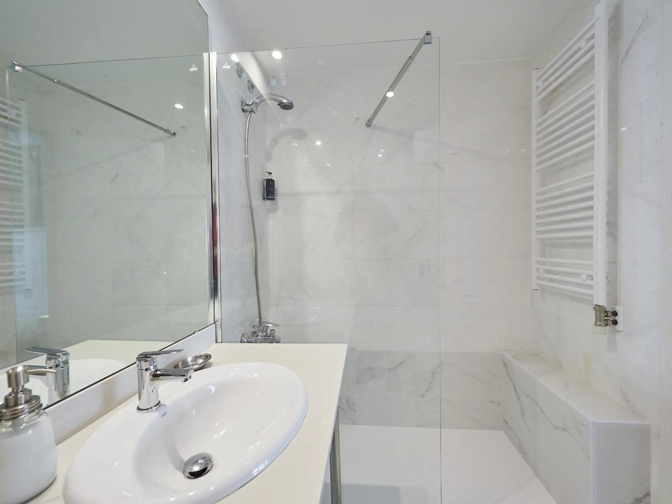 Shower in BarcelonaForRent Vila Olimpica Pool Suites