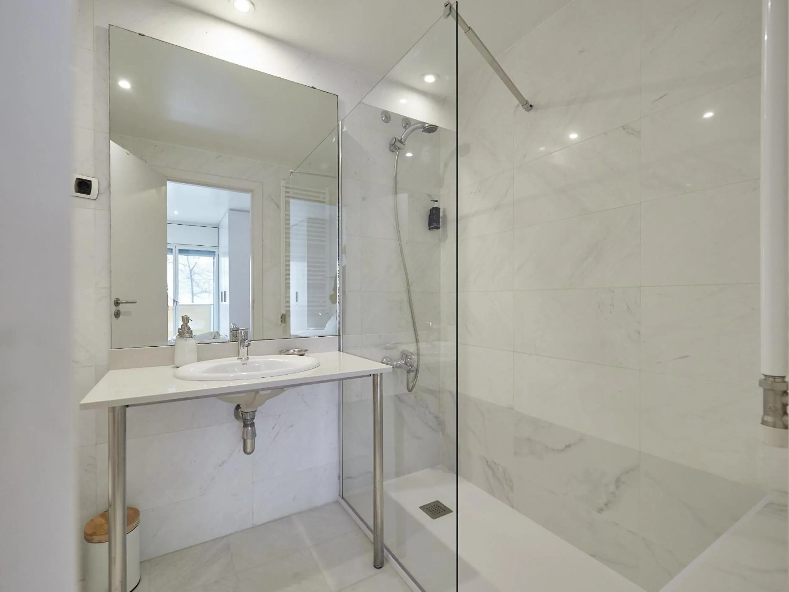 Shower in BarcelonaForRent Vila Olimpica Pool Suites
