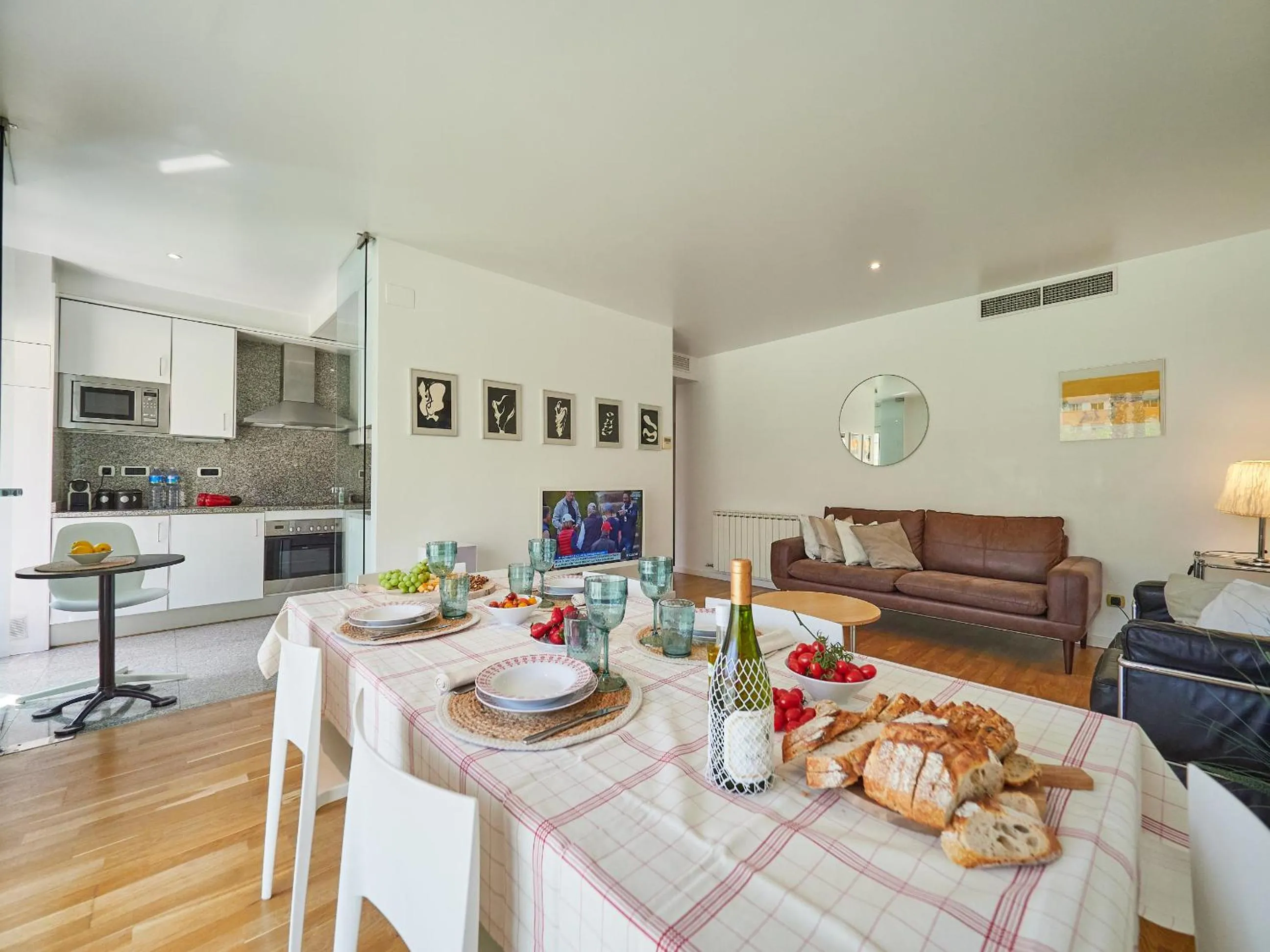 Dining area in BarcelonaForRent Vila Olimpica Pool Suites