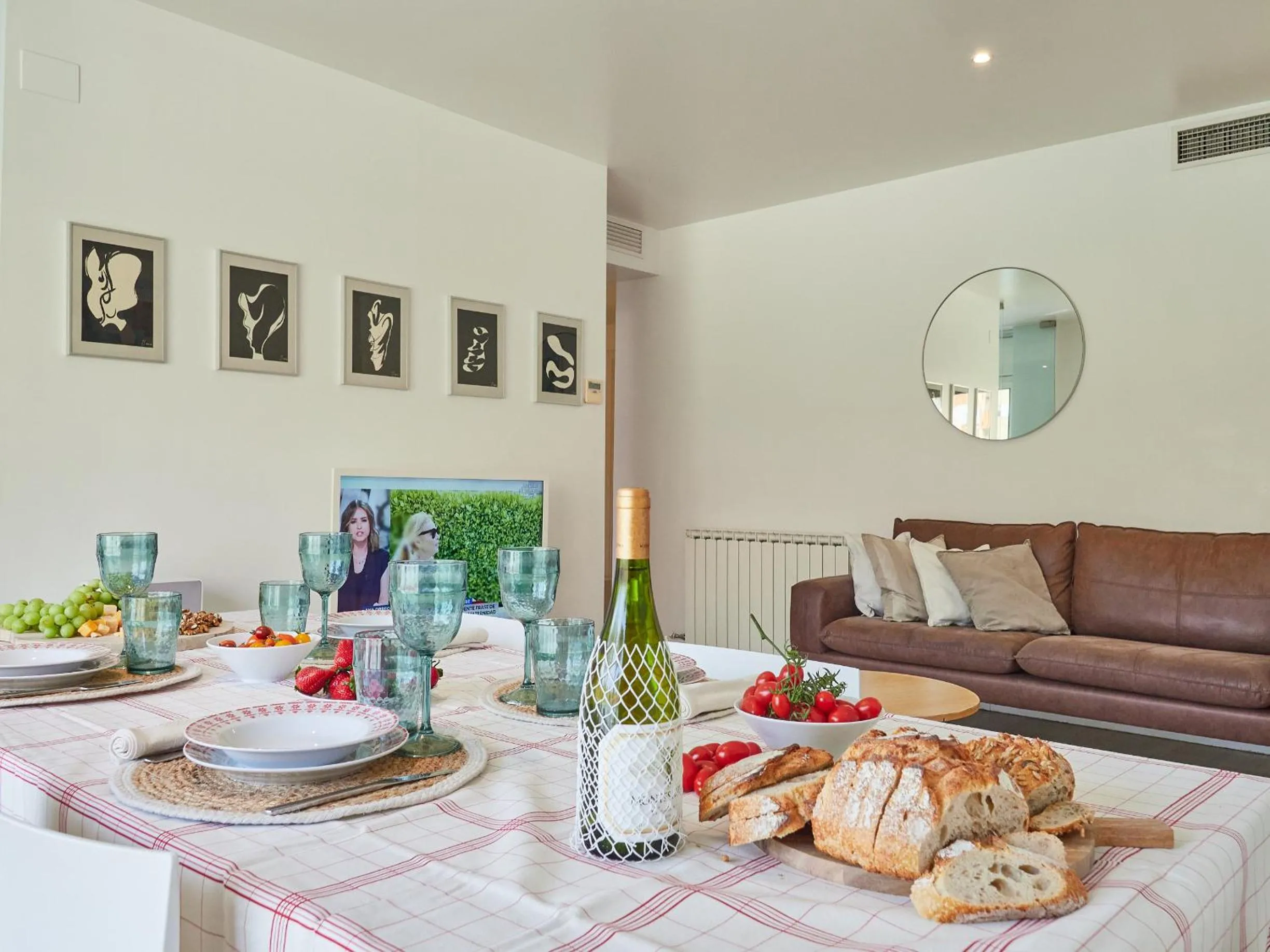 Dining area in BarcelonaForRent Vila Olimpica Pool Suites