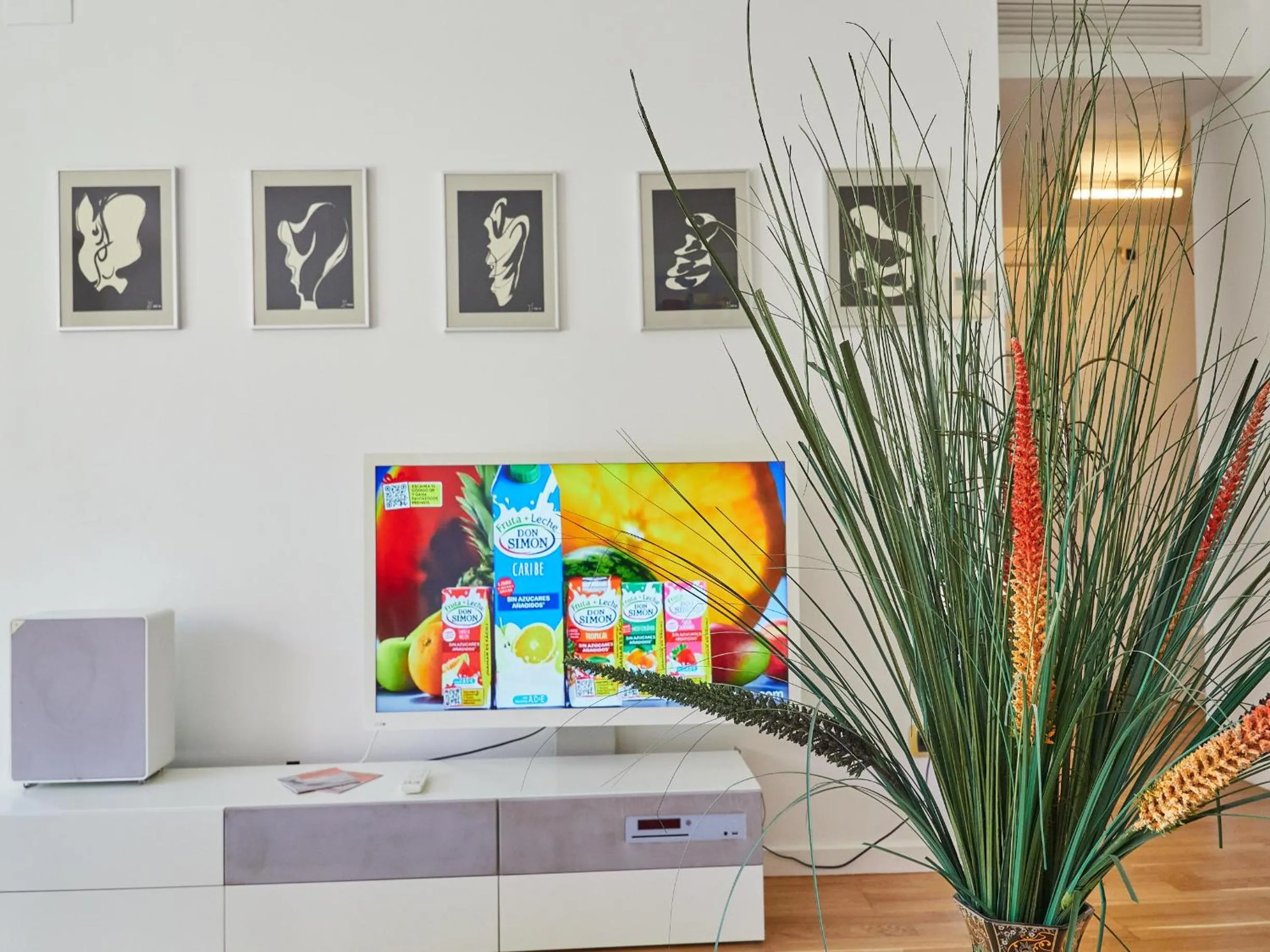 Communal lounge/ TV room in BarcelonaForRent Vila Olimpica Pool Suites